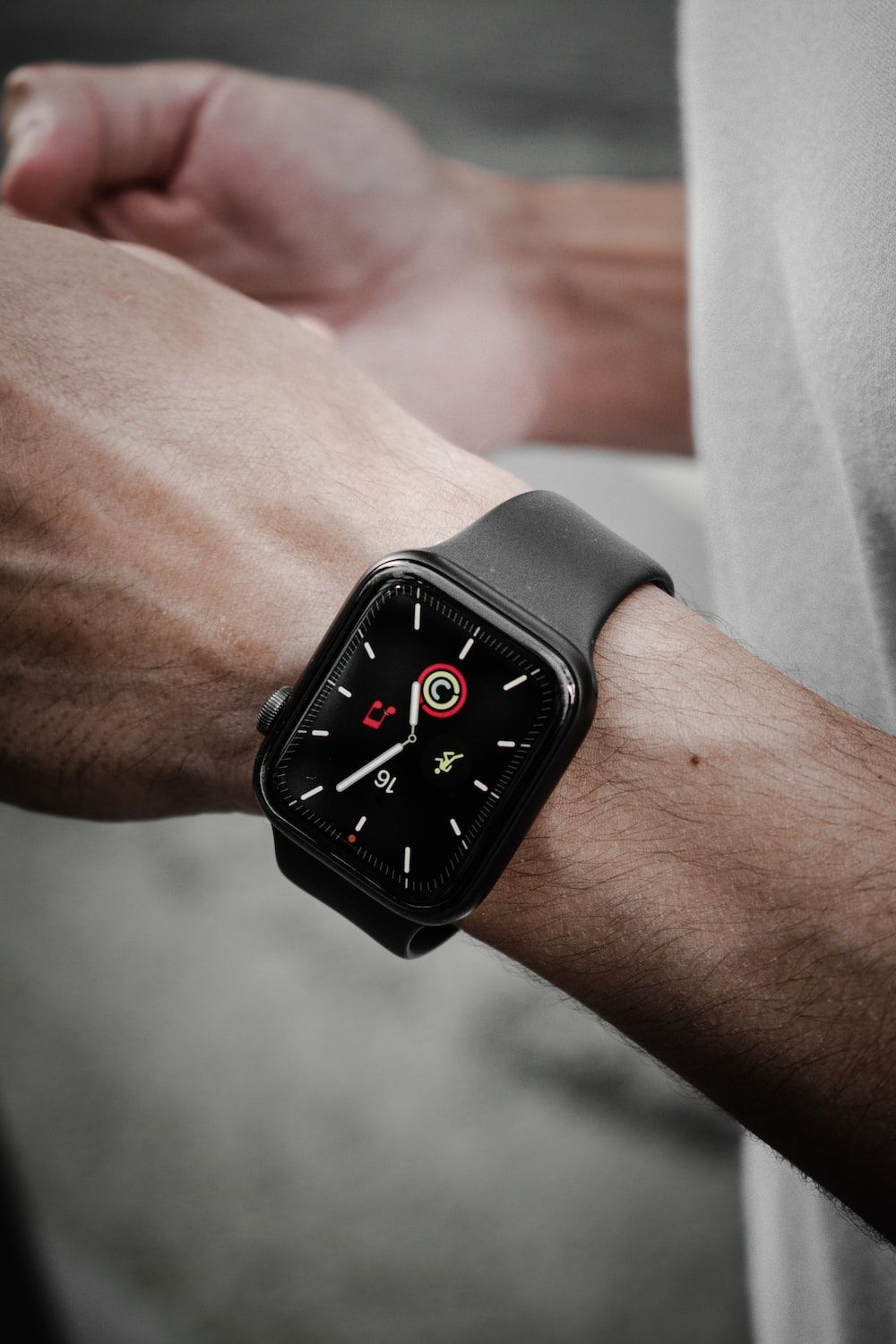  Apple Watch Hintergrundbild 1000x1500. Foto zum Thema schwarzes und silbernes Aluminiumgehäuse Apple Watch mit schwarzem Sportarmband