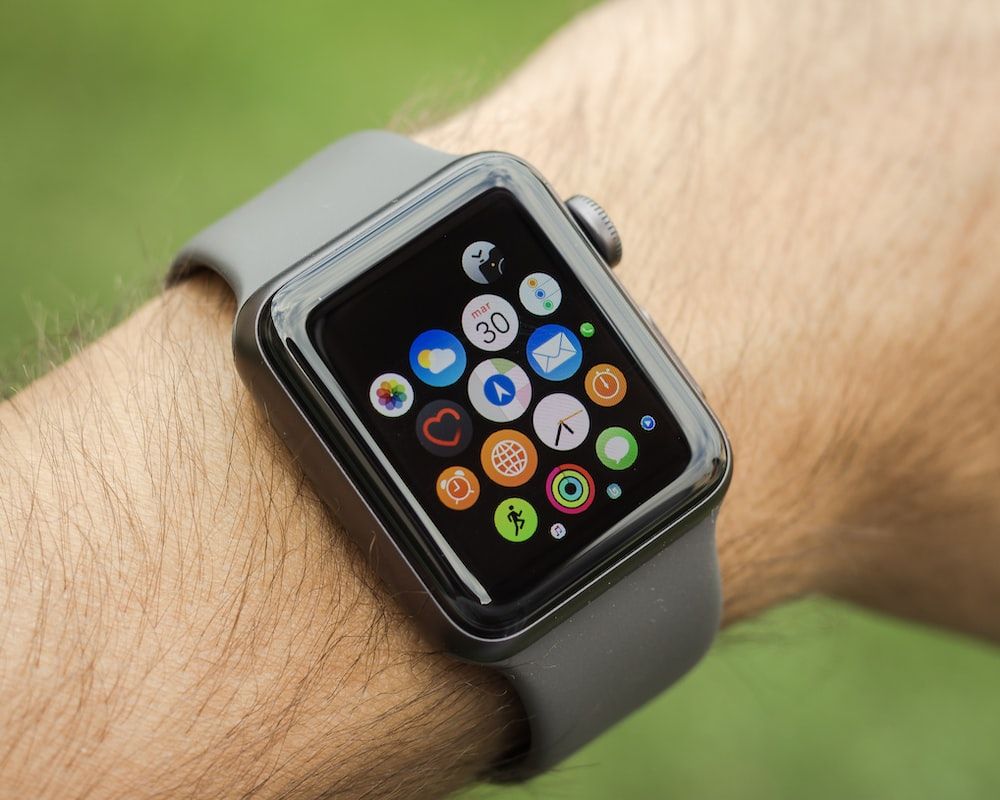  Apple Watch Hintergrundbild 1000x800. Foto zum Thema 블랙 스포츠 밴드가 있는 스페이스 그레이 알루미늄 케이스 Apple Watch