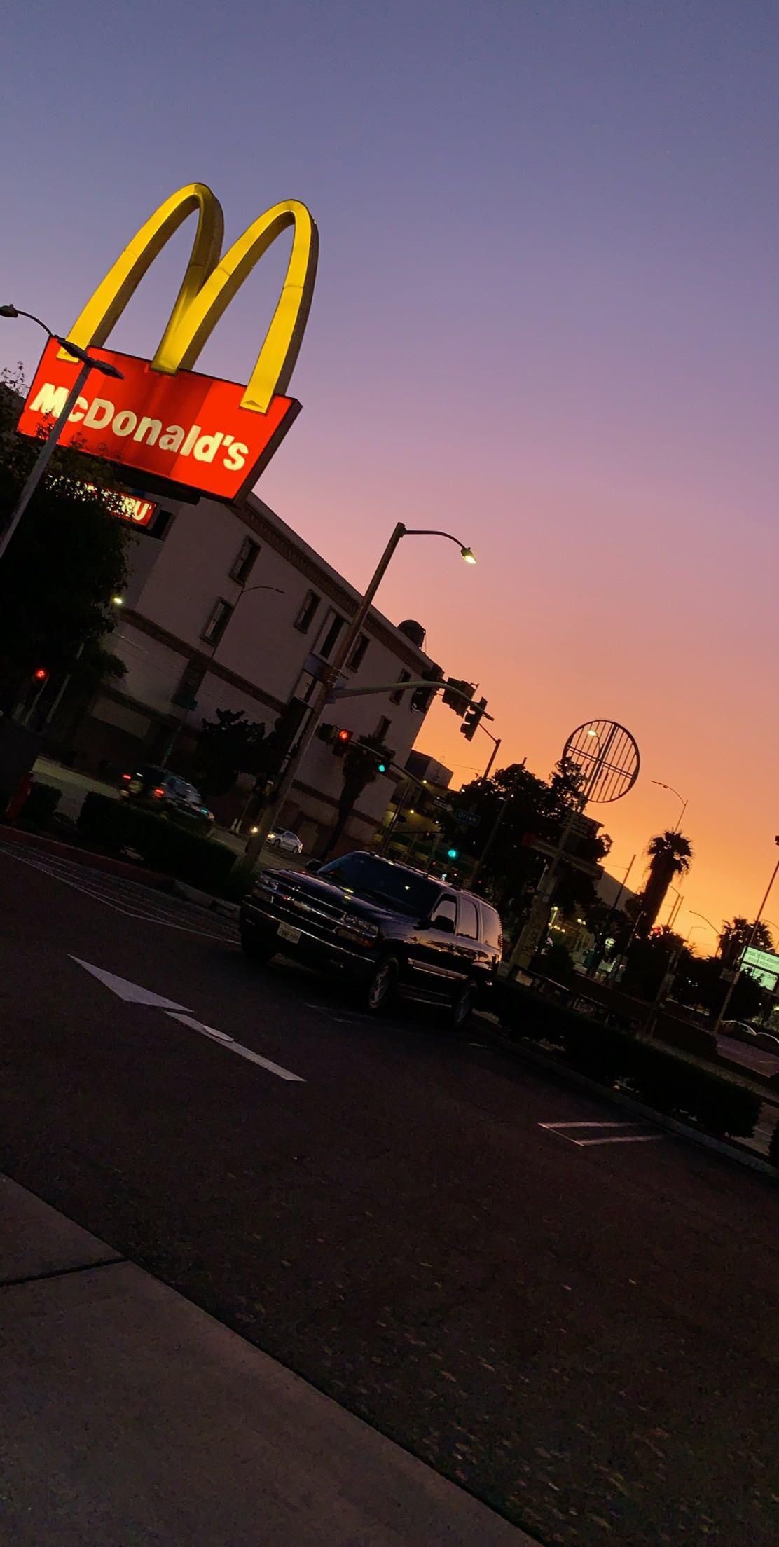  McDonald's Hintergrundbild 1112x2208. ITAP of the sunset and a McDonalds sign.#PHOTO #CAPTURE #NATURE #INCREDIBLE. Sky aesthetic, Cool instagram picture, Scenery wallpaper