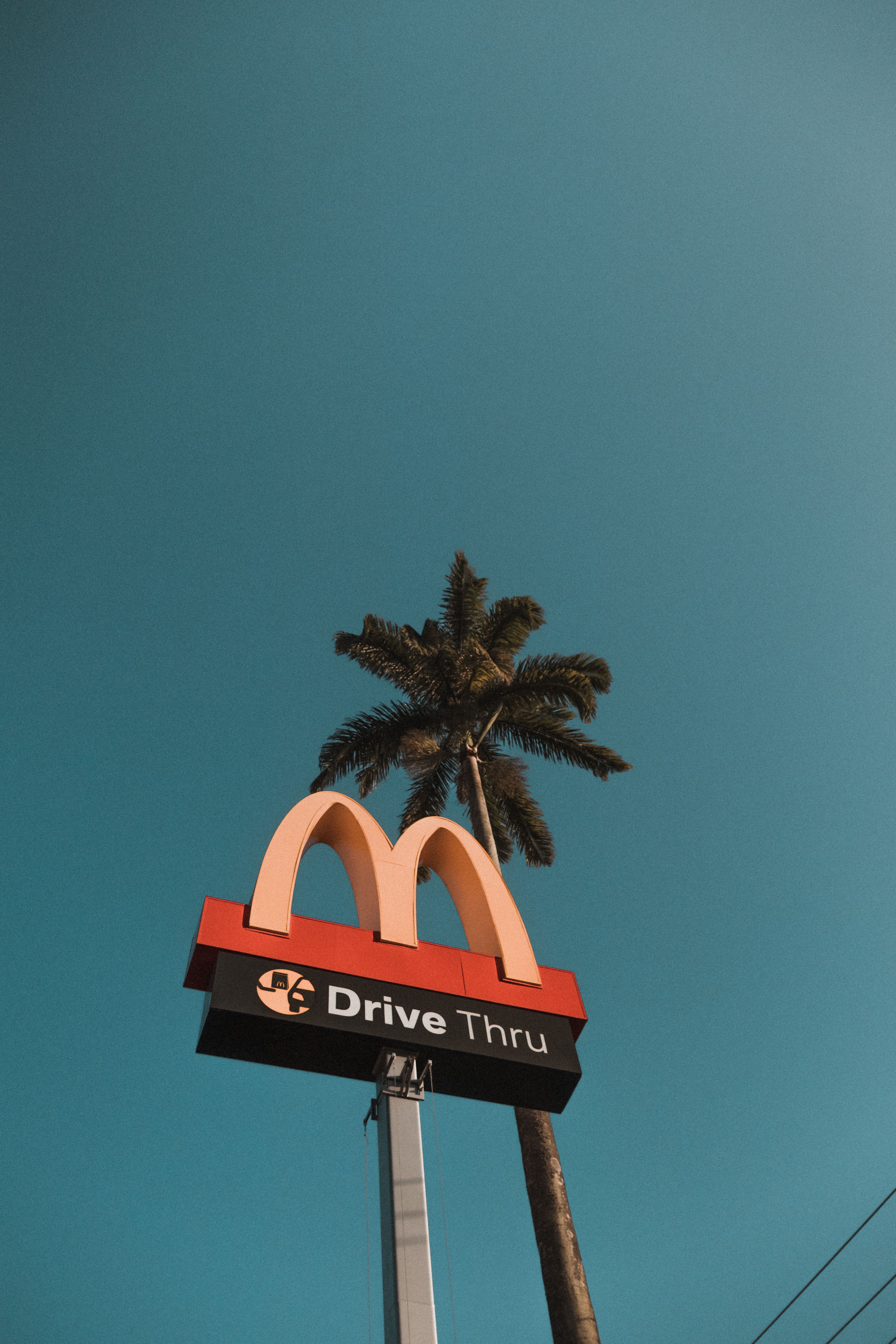  McDonald's Hintergrundbild 4000x6000. Mcdonald Drive Thru Road Signage · Kostenloses Stock Foto