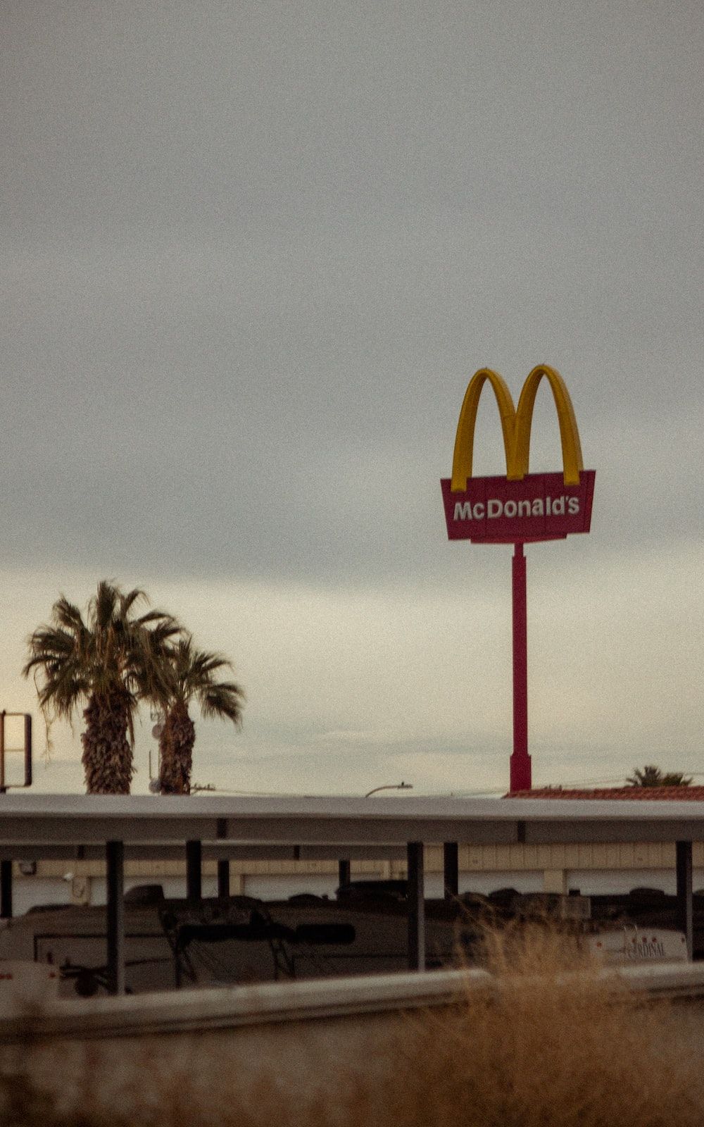  McDonald's Hintergrundbild 1000x1600. red and yellow UNK sign photo