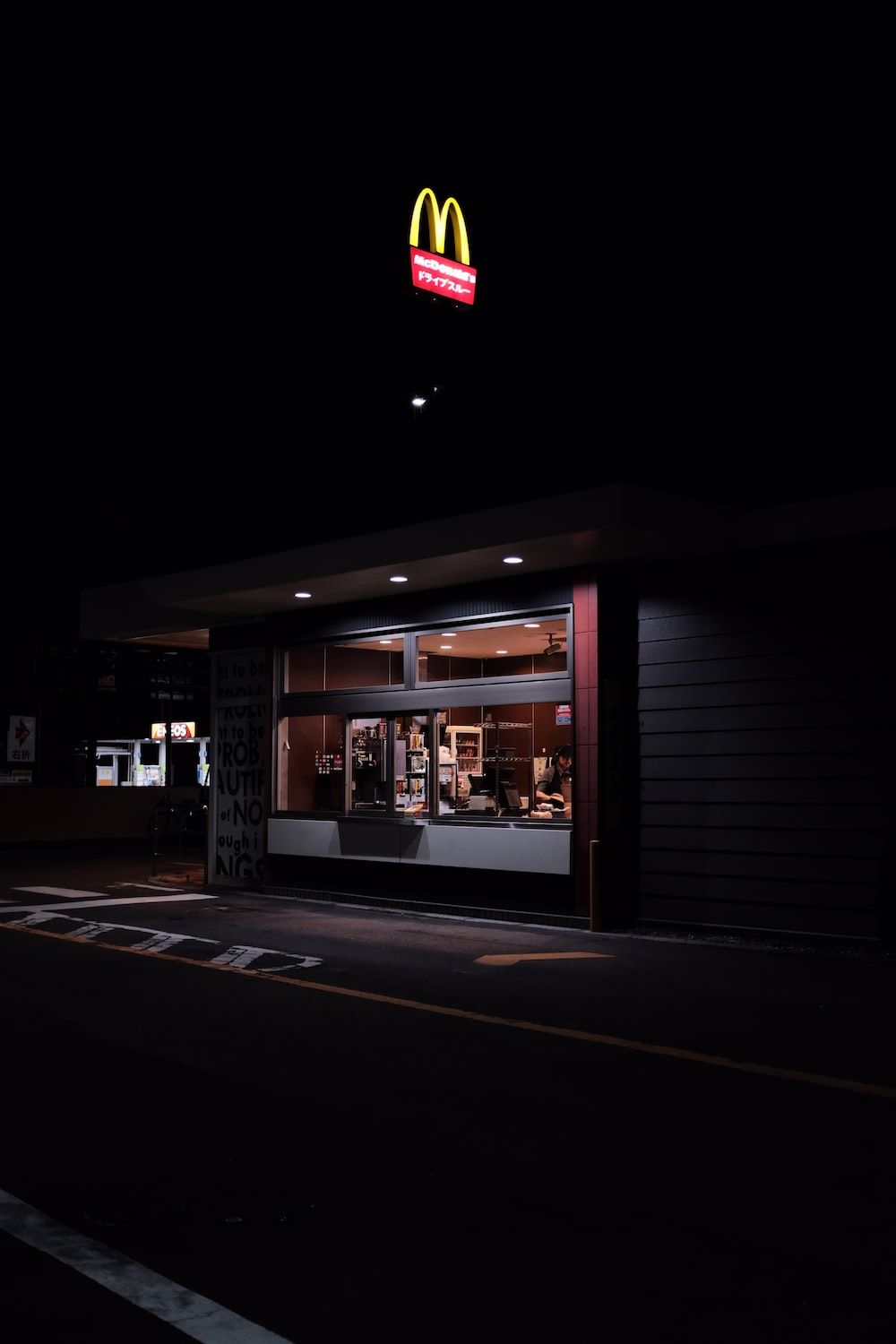  McDonald's Hintergrundbild 1000x1500. lighted McDonalds building at night photo