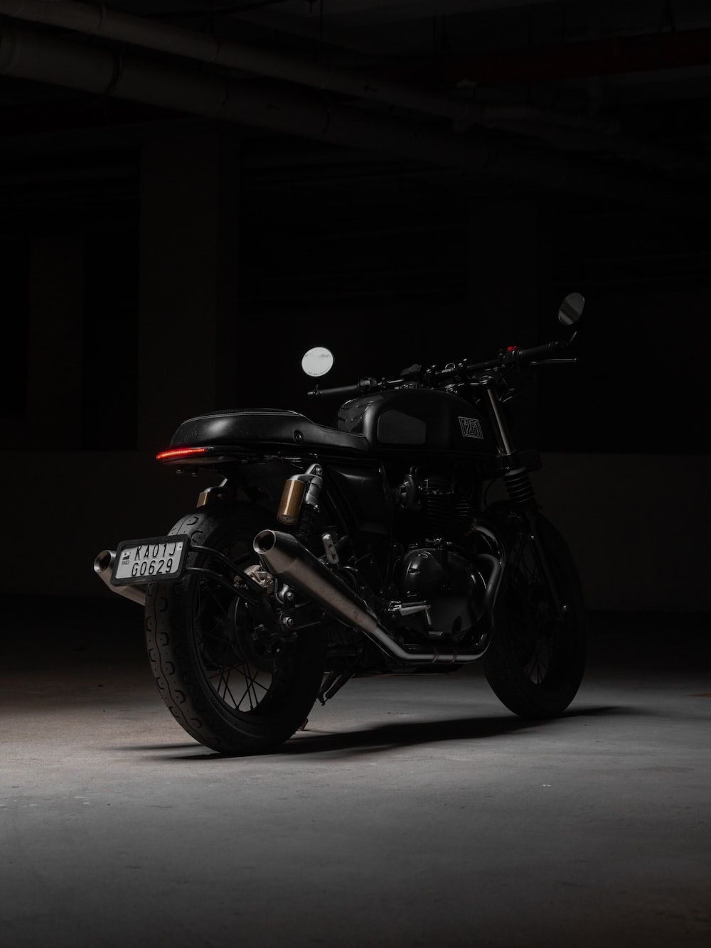 Motorrad Hintergrundbild 1000x1334. Foto zum Thema Ein motorrad, das in einem dunklen raum geparkt ist