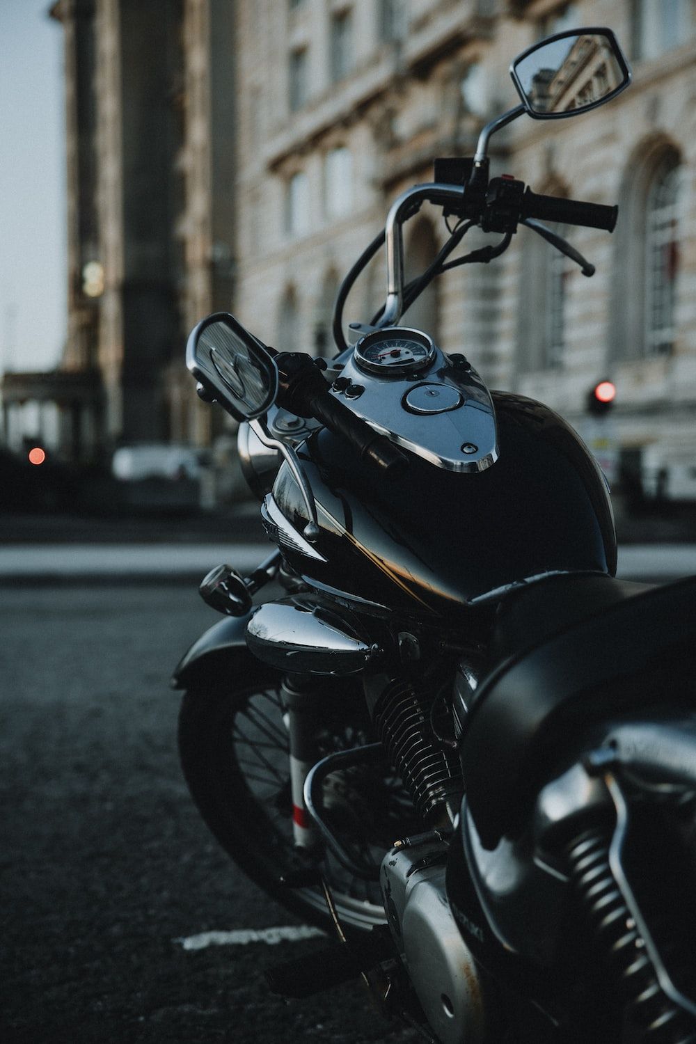  Motorrad Hintergrundbild 1000x1500. Foto zum Thema Schwarzes motorrad tagsüber unterwegs
