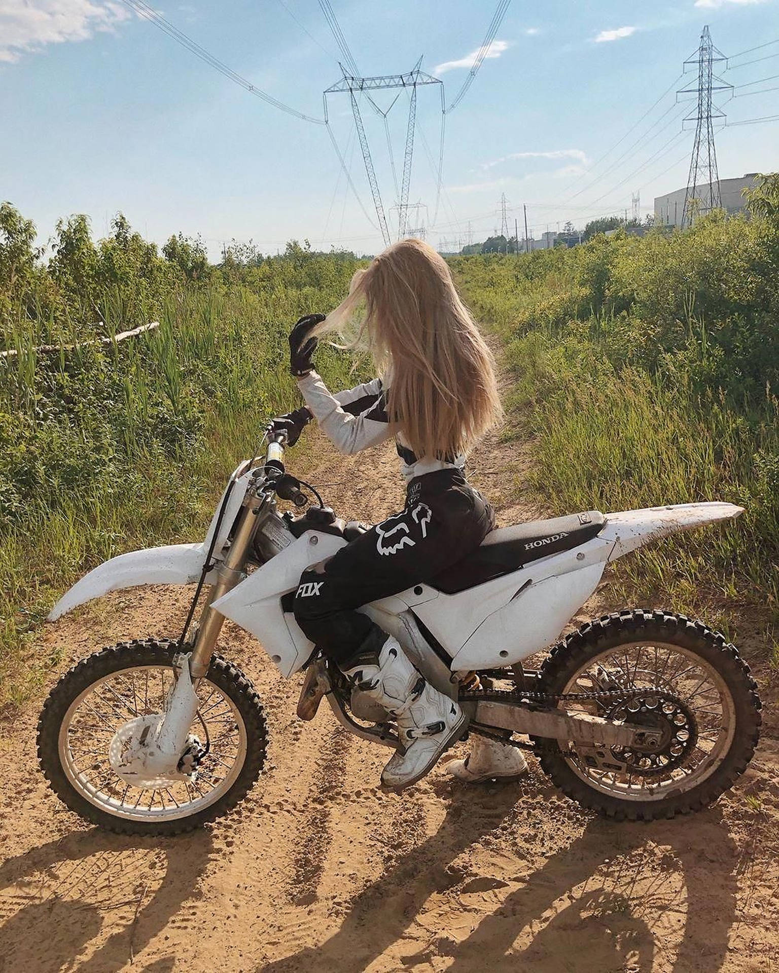  Motorrad Girl Hintergrundbild 1536x1920. Download Woman Riding Dirt Bike Wallpaper