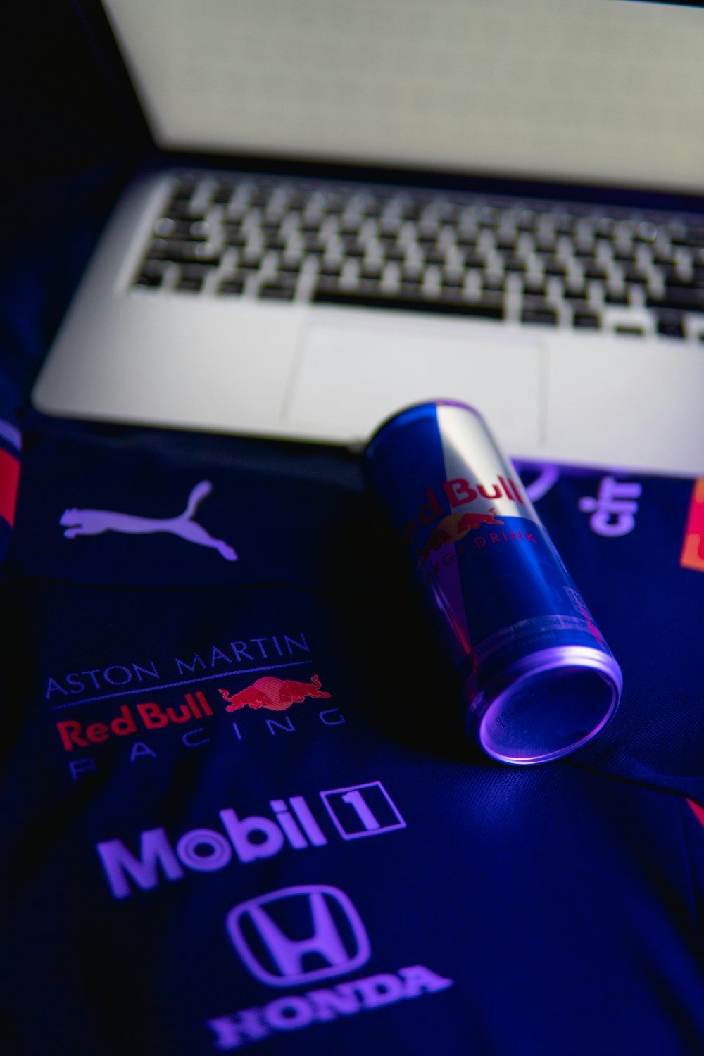  Red Bull Hintergrundbild 1000x1500. Foto zum Thema Red Bull Energy Drink Dose