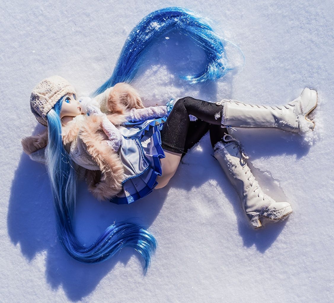 Schönste Hintergrundbild 1127x1024. Bilder Kleine Mädchen Puppe Stiefel hübsch Schnee Großansicht