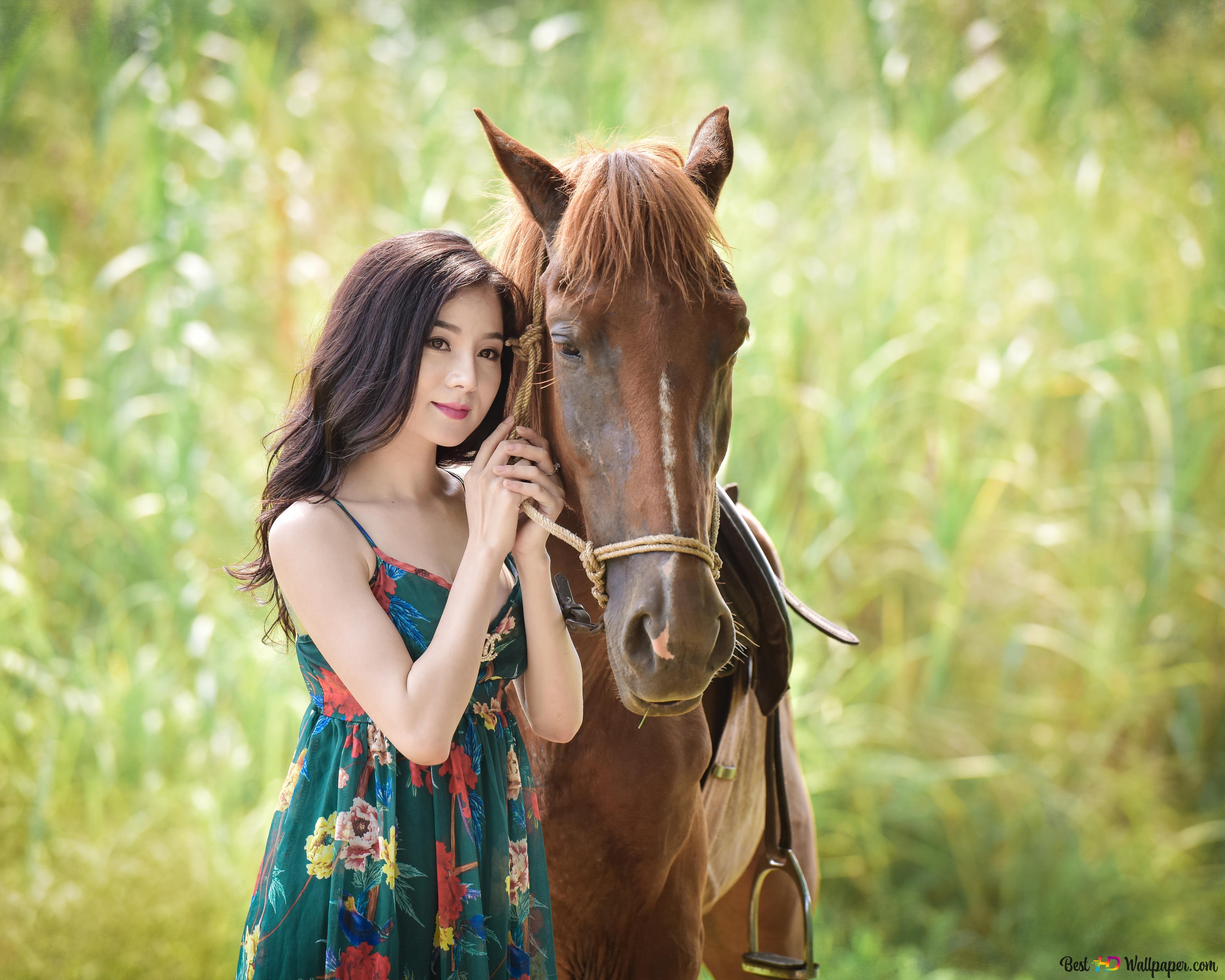  Asiatin Hintergrundbild 5120x4096. Asiatisches Mädchen mit ihrem braunen Pferd pflanzt Hintergrund 6K Hintergrundbild herunterladen