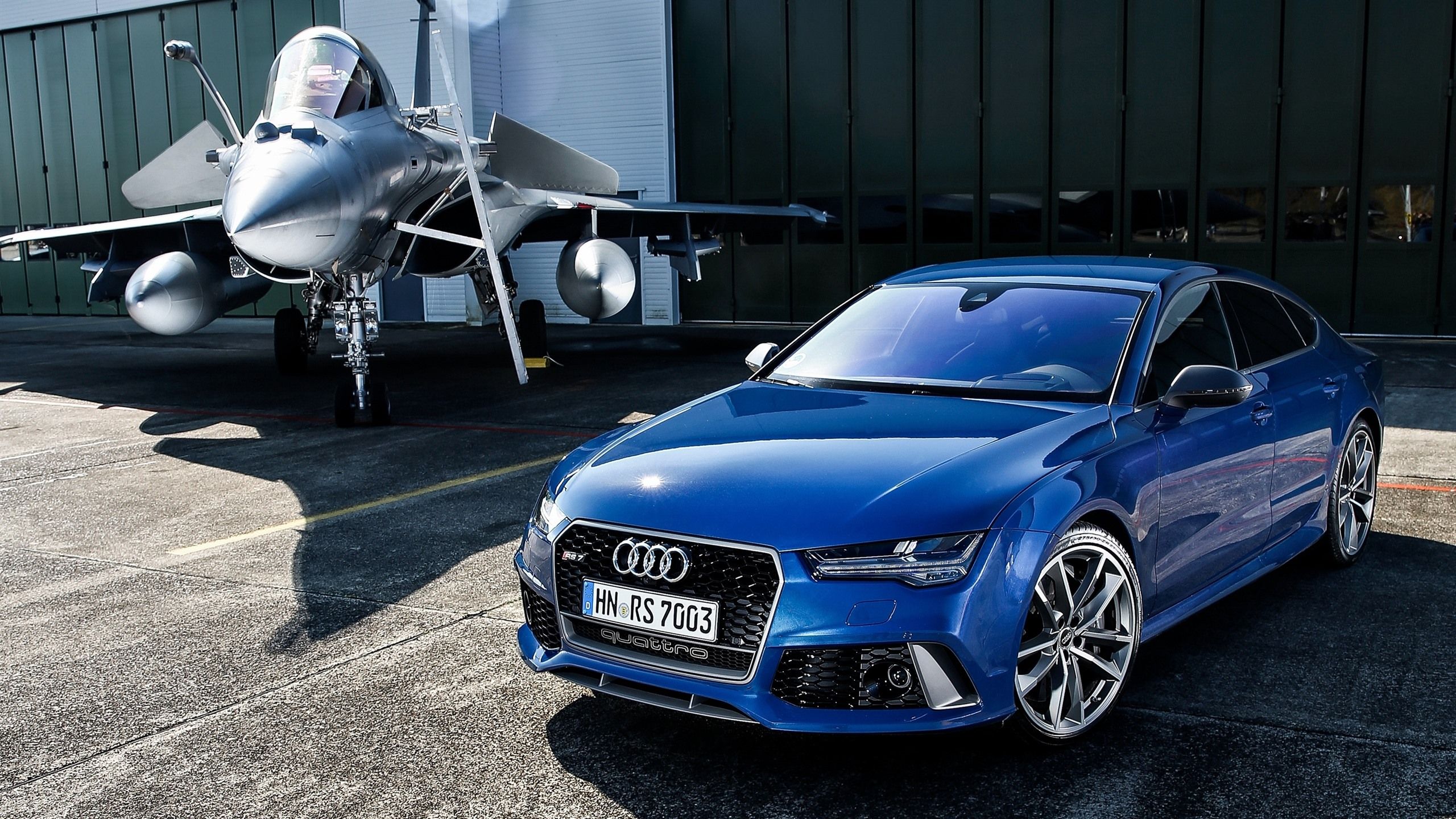  Audi RS7 Hintergrundbild 2560x1440. Audi RS7 Sportback blaues Auto und Kämpfer 2560x1440 QHD Hintergrundbilder, HD, Bild