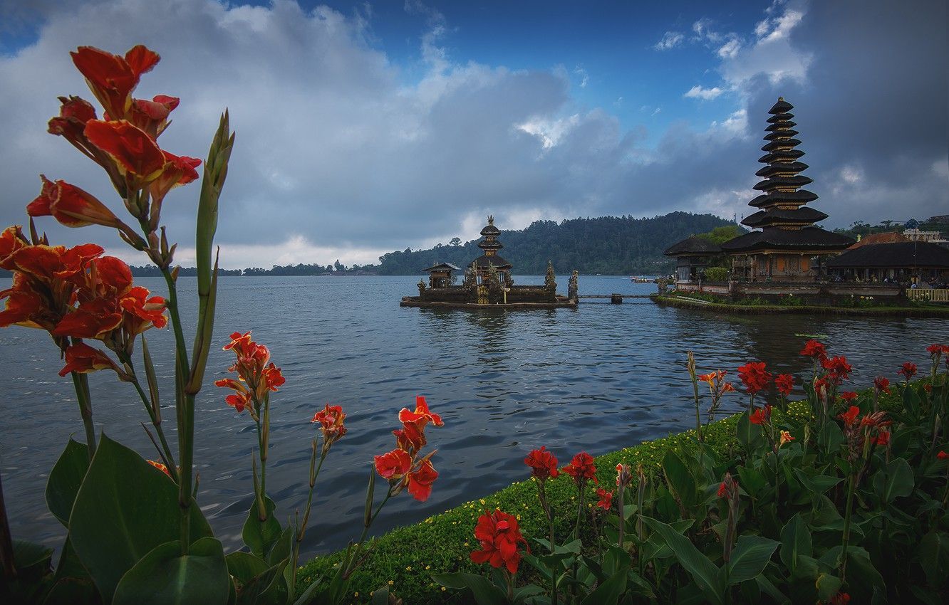  Bali Hintergrundbild 1332x850. Wallpaper clouds, landscape, flowers, lake, shore, Bali, Indonesia, temple, Pura Ulun Danu, Bro, Pura Ulun Danu image for desktop, section пейзажи