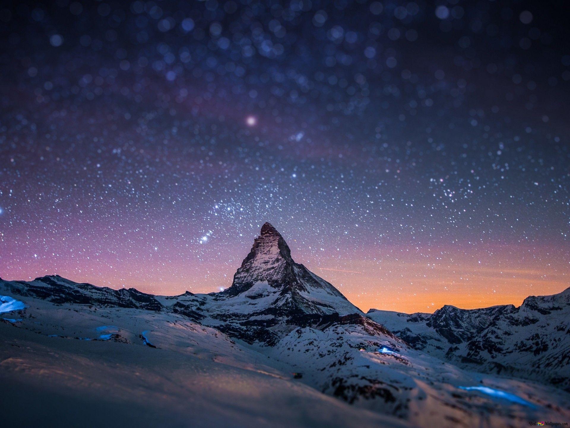  Berge Hintergrundbild 1920x1440. Verschneite Berge unter den Sternen und der Himmel von der untergehenden Sonne gefärbt 2K Hintergrundbild herunterladen