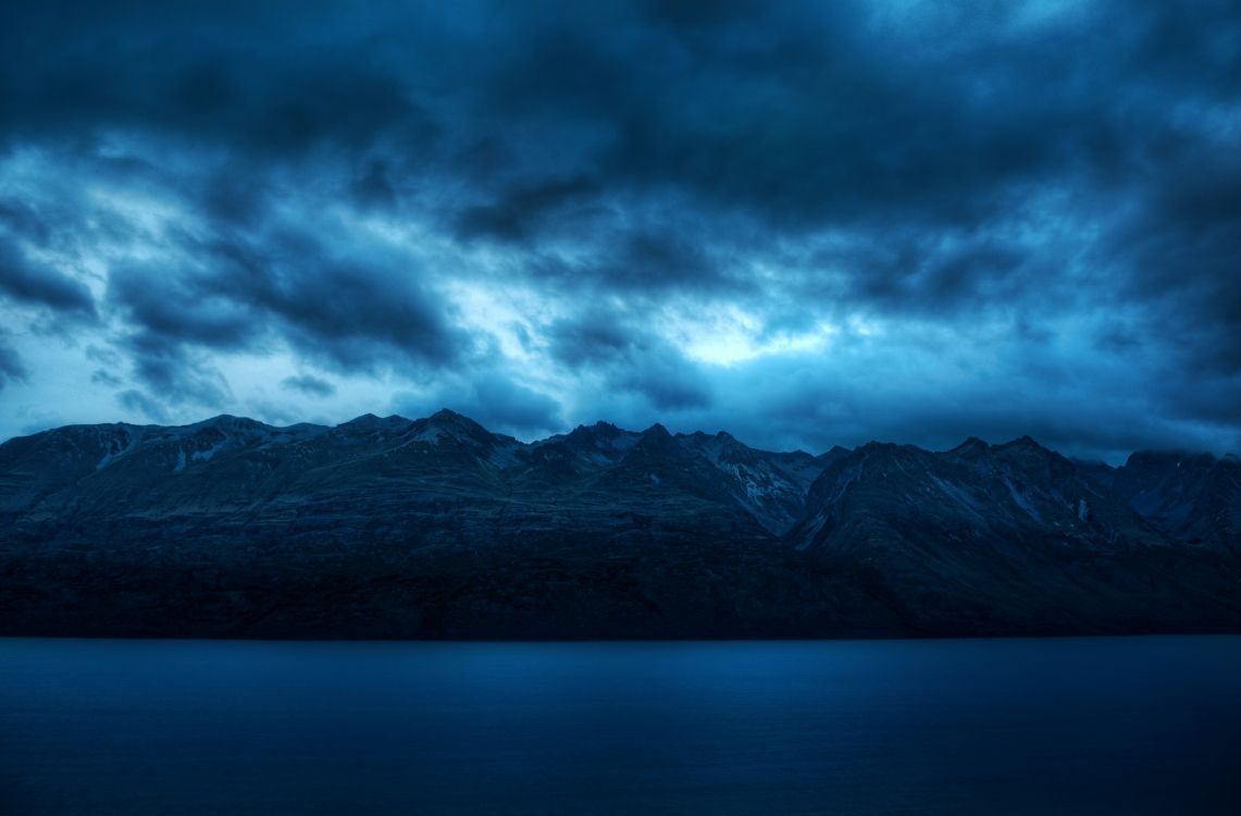  Berge Hintergrundbild 1141x750. Kostenlose Hintergrundbilder Schwarze Und Weiße Berge Unter Grauen Wolken, Bilder Für Ihren Desktop Und Fotos