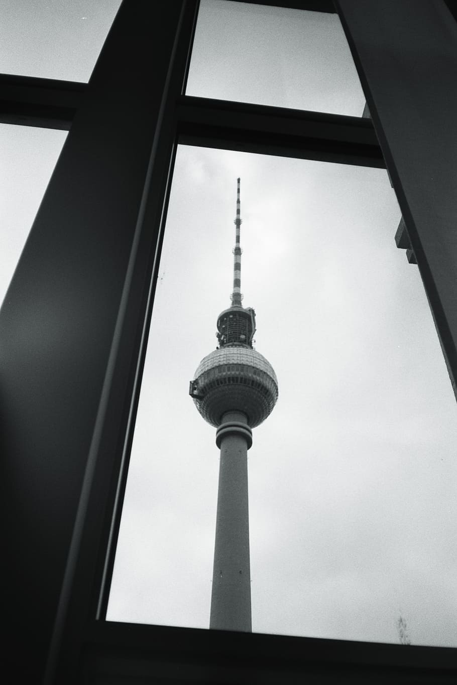  Berlin Hintergrundbild 910x1365. HD wallpaper: berlin, tv tower, window, black and white, architecture, germany