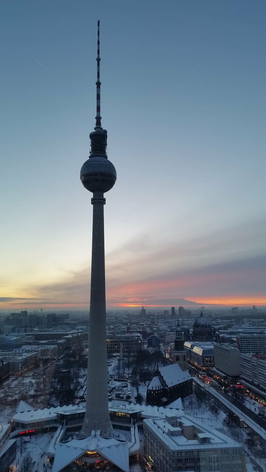  Berlin Hintergrundbild 910x1618. HD wallpaper: CN Tower, berlin, alexanderplatz, tv tower, capital, landmark