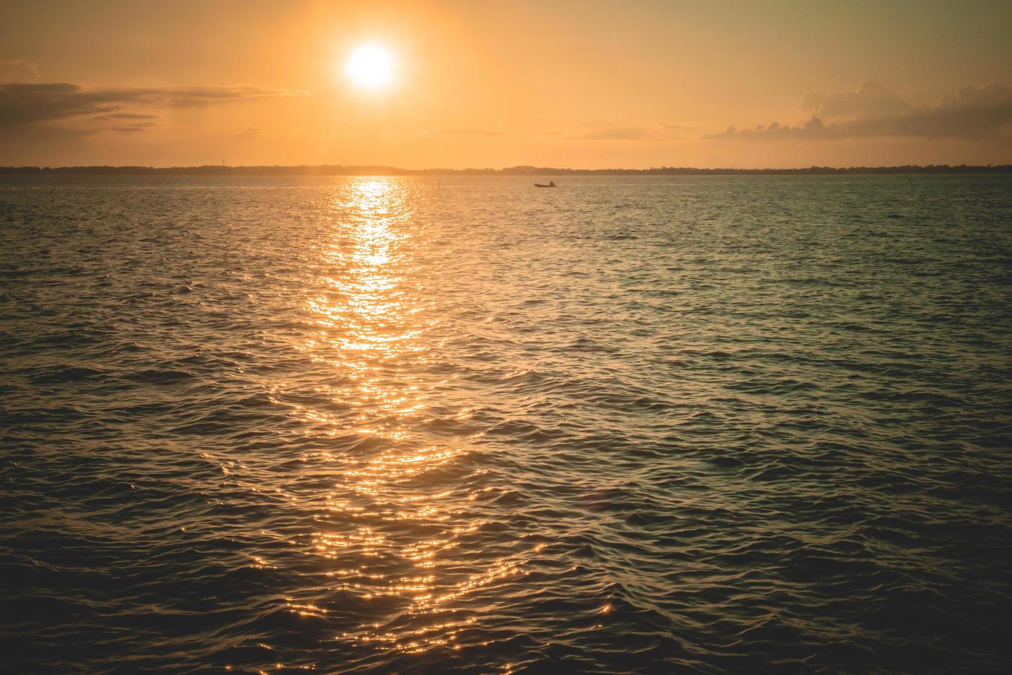 Schöner Hintergrundbild 1470x980. Sonnenuntergang Sonnenaufgang über Meer Ozean Sommer Landschaft Schöner Natur Hintergrund. 7161632 Stock Photo Bei Vecteezy