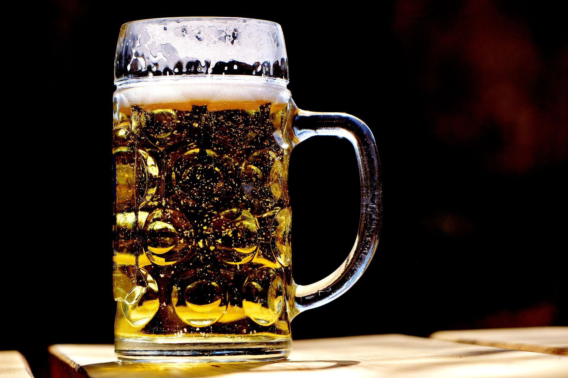  Bier Hintergrundbild 1920x1276. Download Hintergrundbild getränk, becher, schwarzer hintergrund, bier, alkohol die Auflösung 1920x1080