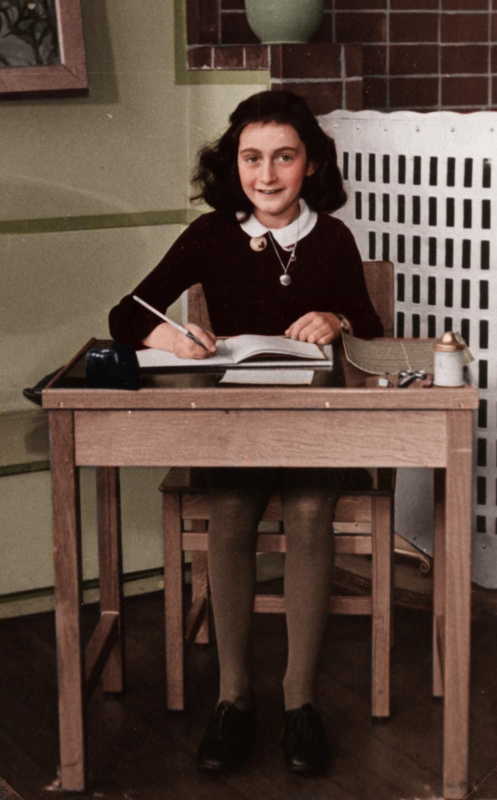  Anne Frank Hintergrundbild 994x1600. Imgur: The most awesome image on the Internet. Anne frank, History, Women in history