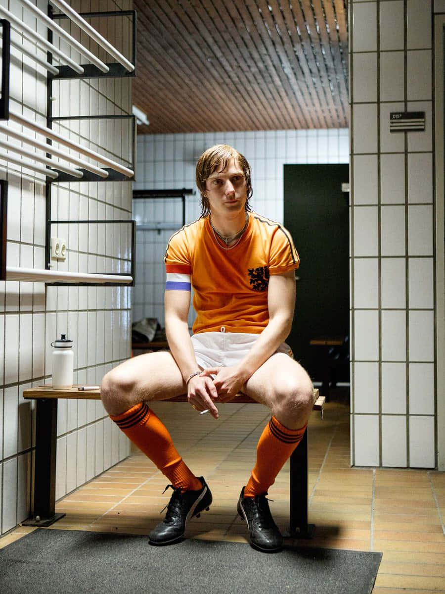Johan Cruyff Hintergrundbild 900x1200. Download Dutch Footballer Johan Cruyff Sitting On Bench Wallpaper