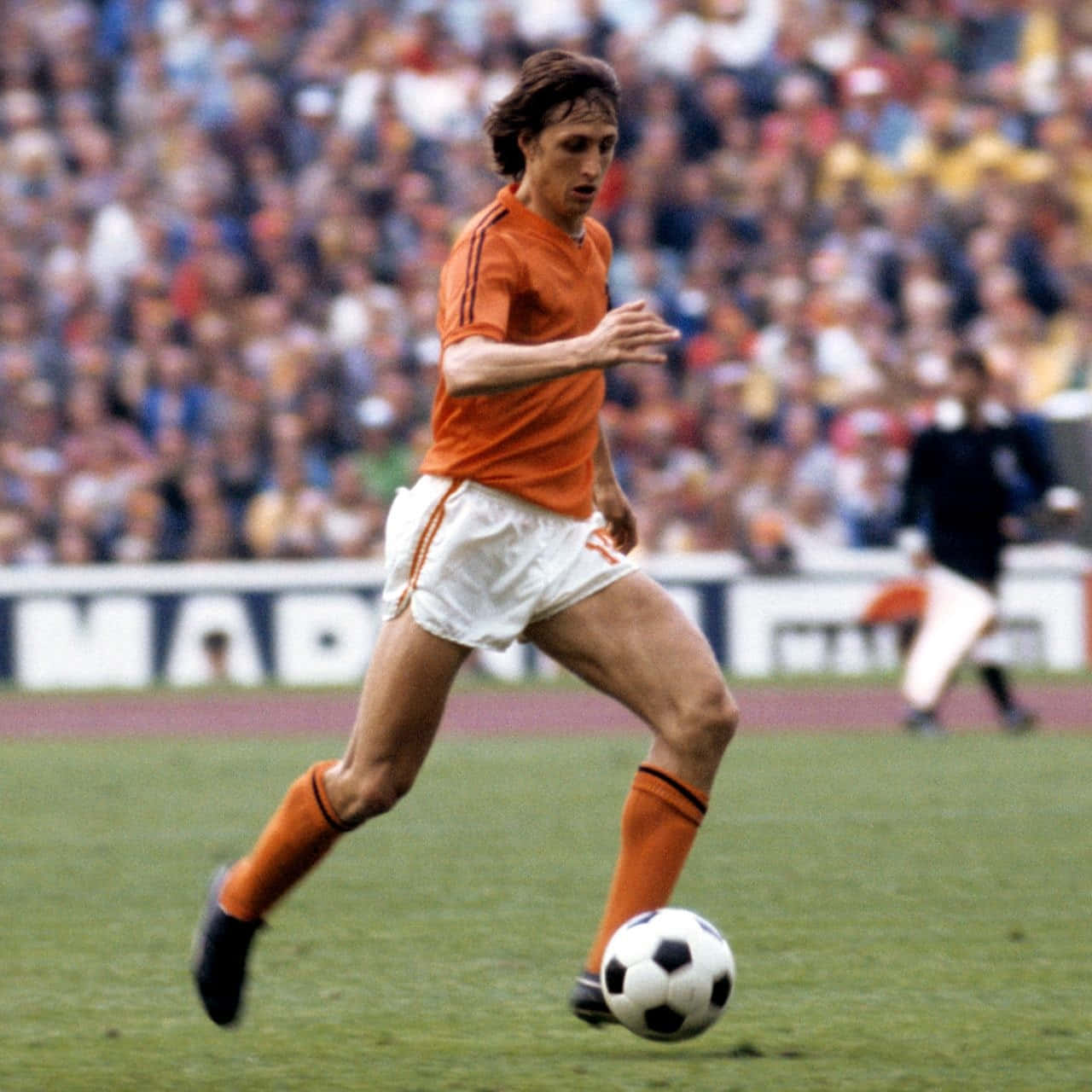 Johan Cruyff Hintergrundbild 1280x1280. Download Netherlands Football Team Captain Johan Cruyff Wallpaper