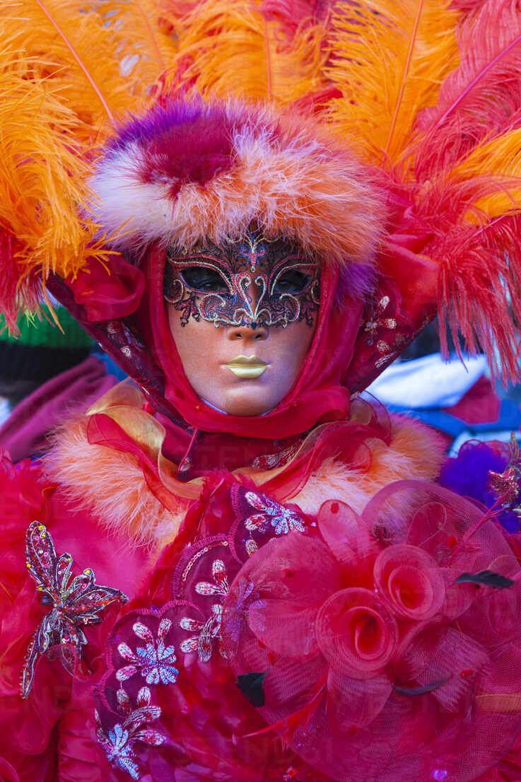  Karneval Hintergrundbild 737x1106. Bunte Maske und Kostüm des Karnevals von Venedig, weltweit bekanntes Fest, Venedig, Venetien, Italien, Europa, lizenzfreies