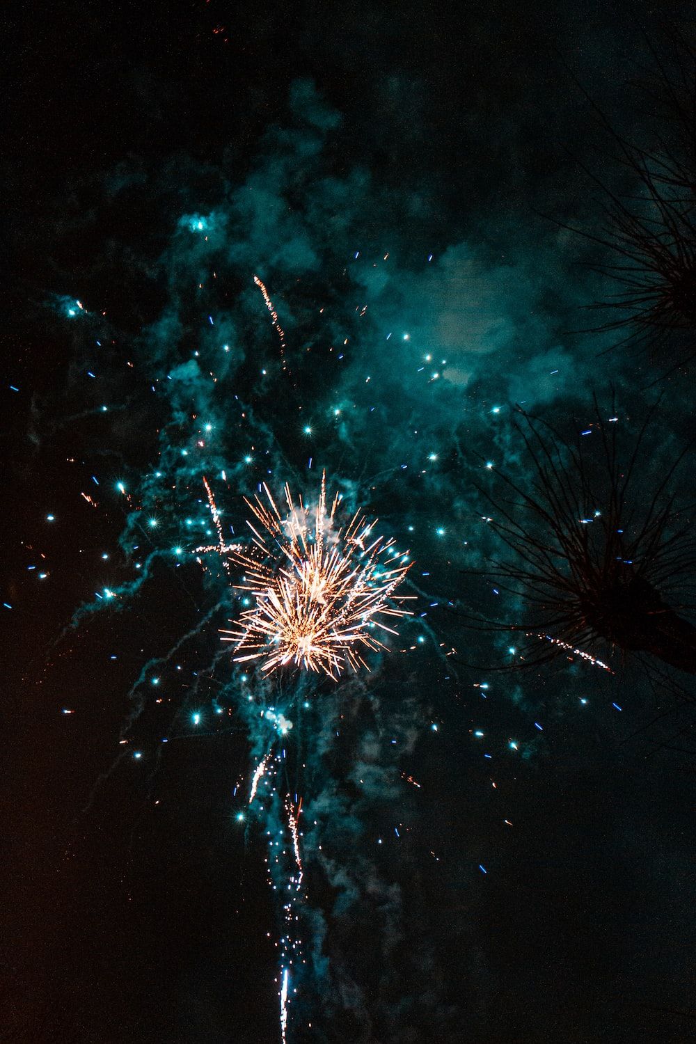 Neujahr Hintergrundbild 1000x1500. Foto zum Thema Weißes und braunes Feuerwerk am Himmel