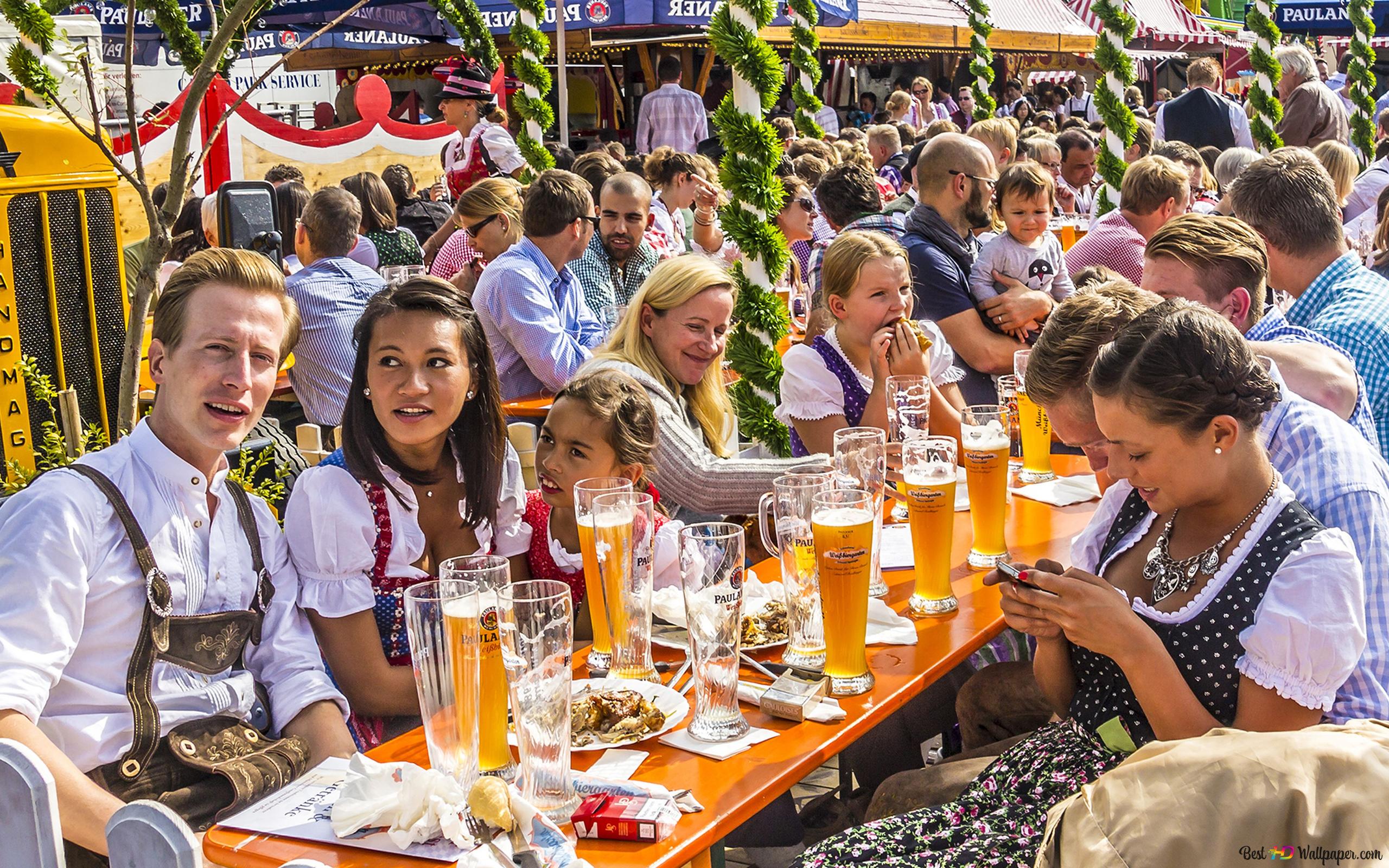  Oktoberfest Hintergrundbild 2560x1600. Happy women and happy men drinking beer at table at germany oktoberfest celebration 4K wallpaper download