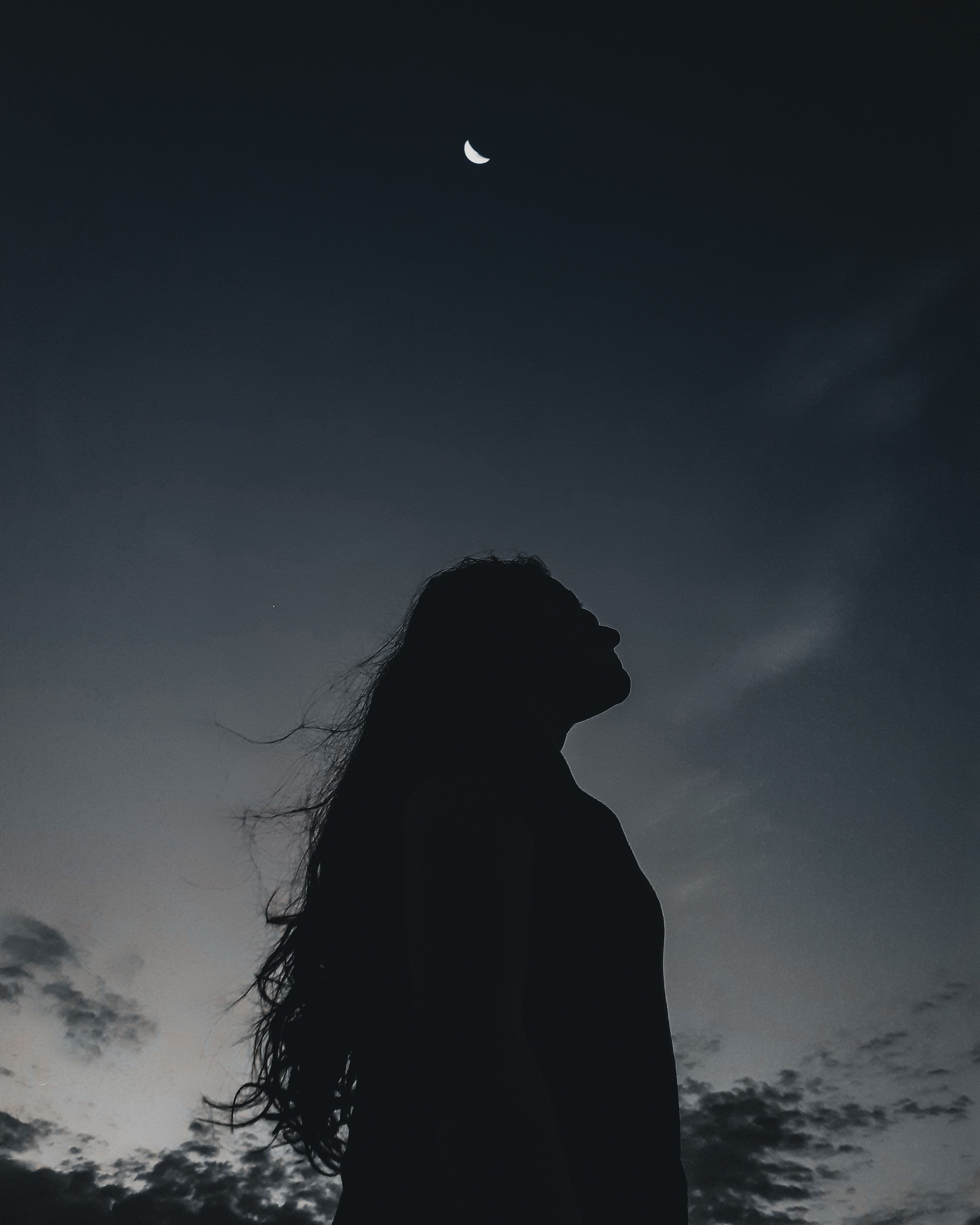 Einsam Hintergrundbild 3096x3869. Einsame Frau Unter Nachthimmel · Kostenloses Stock Foto