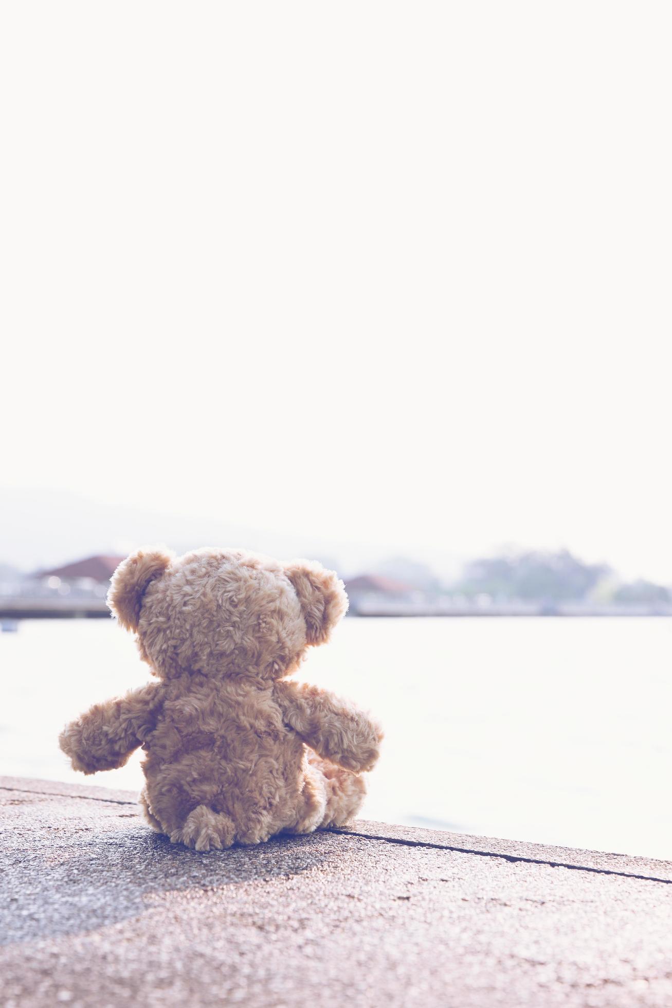 Einsam Hintergrundbild 1307x1960. Ein Trauriger Teddybär Sitzt Allein Auf Einer Brücke Und Blickt Einsam Mit Kopierraum Auf Das Meer. Spielzeug, Puppe, Für Kinder. 7306662 Stock Photo Bei Vecteezy