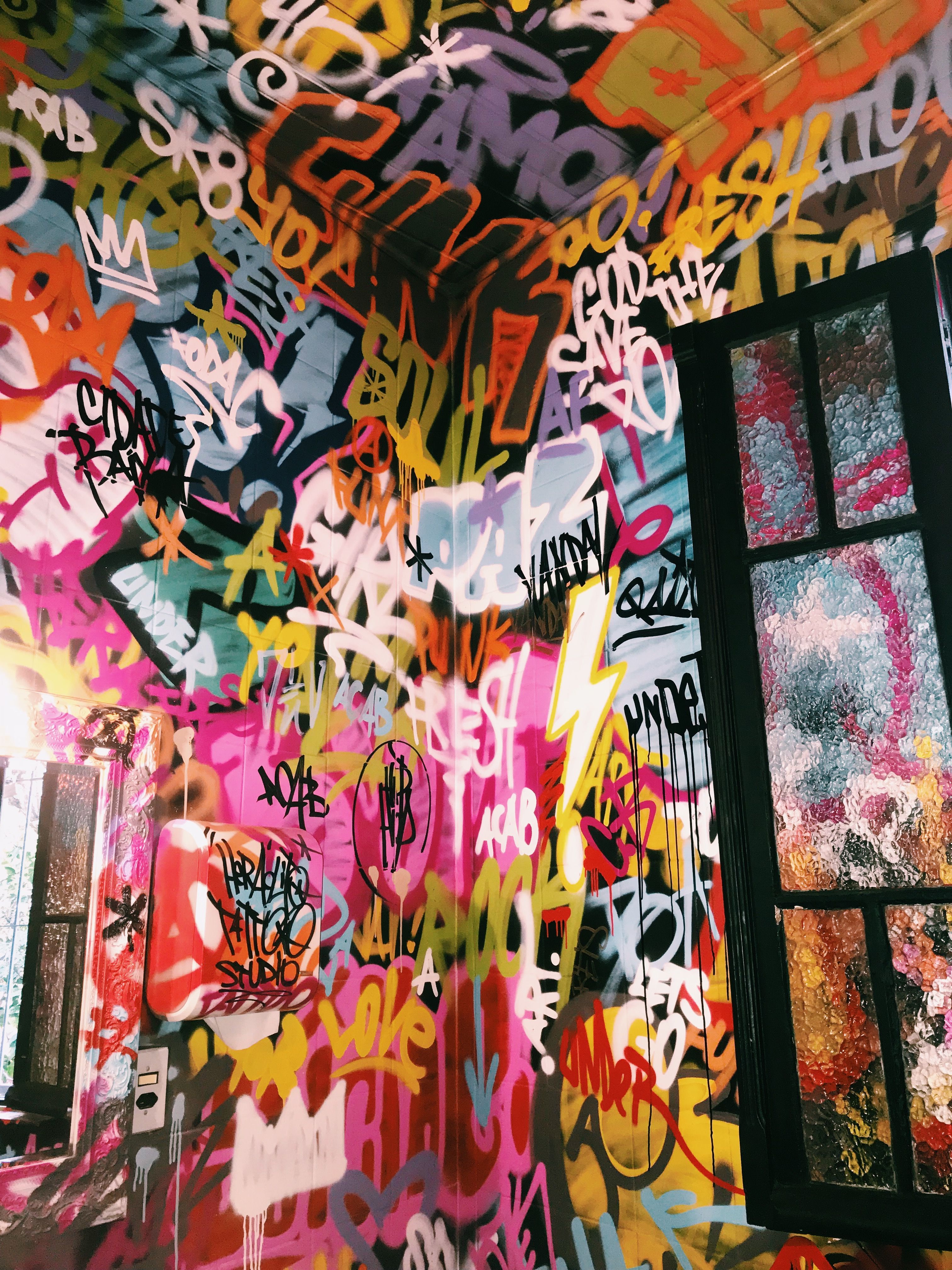 Graffiti Hintergrundbild 3024x4032. VSCO. Arte urbana, Arte de rua, Decoração de casa hippie