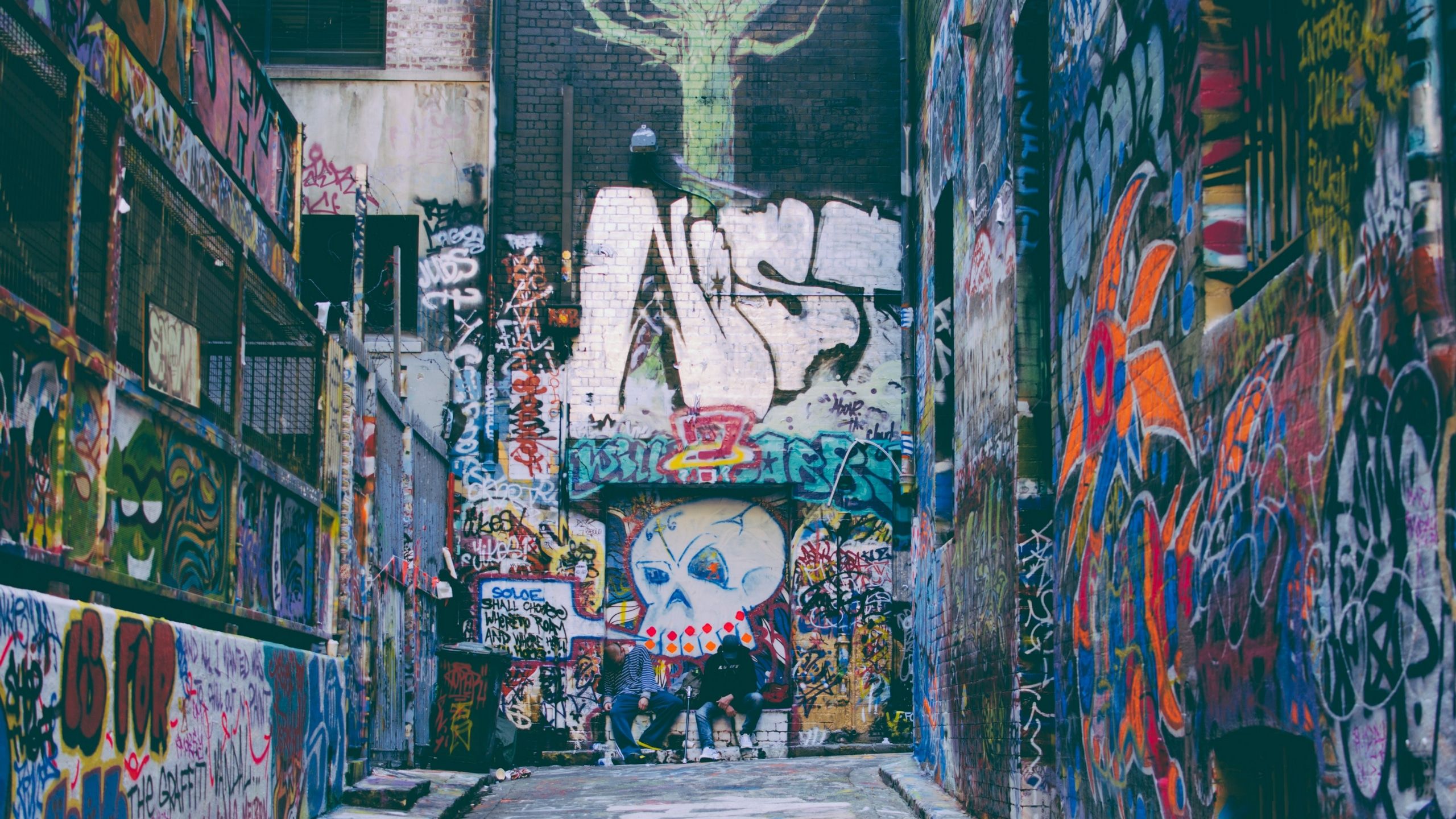 Graffiti Hintergrundbild 2560x1440. Wallpaper / colorful grunge graffiti artwork covering walls in alleyway with skull in hosier lane, graffiti everywhere in alley 4k wallpaper free download
