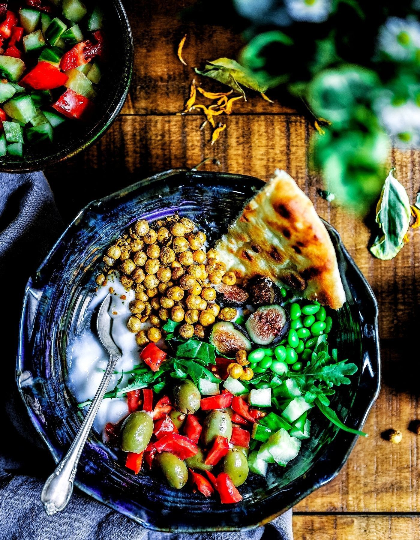  Salat Hintergrundbild 1400x1800. Große vegane Salatbowl mit selbstgemachtem Dressing