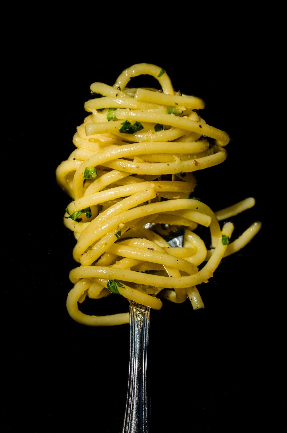  Nudeln Hintergrundbild 1000x1510. Foto zum Thema Pasta mit grüner Soße auf schwarzem Hintergrund