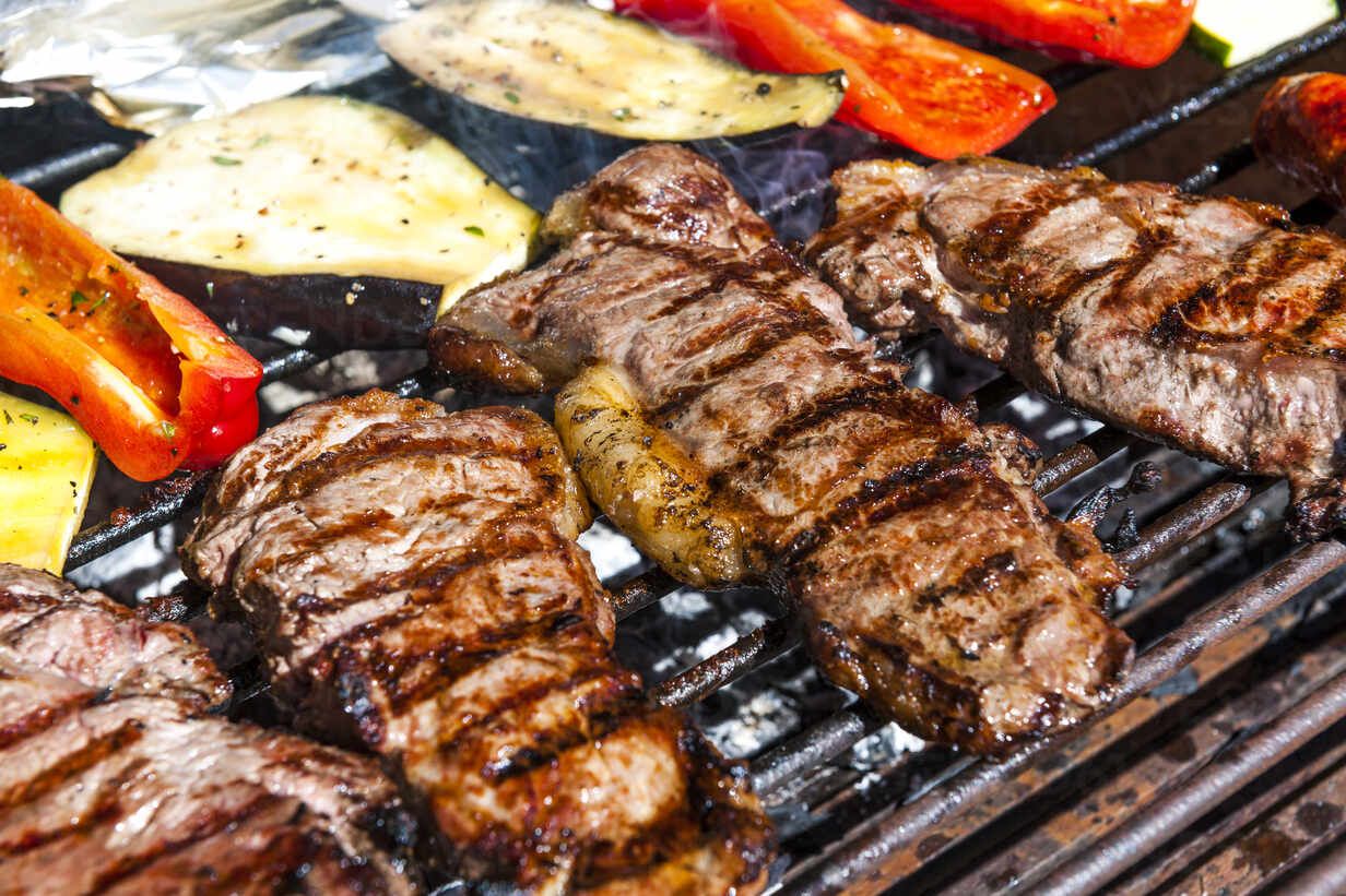  Fleisch Hintergrundbild 1232x821. Fleisch und Gemüse werden auf dem Grill gegrillt, lizenzfreies Stockfoto