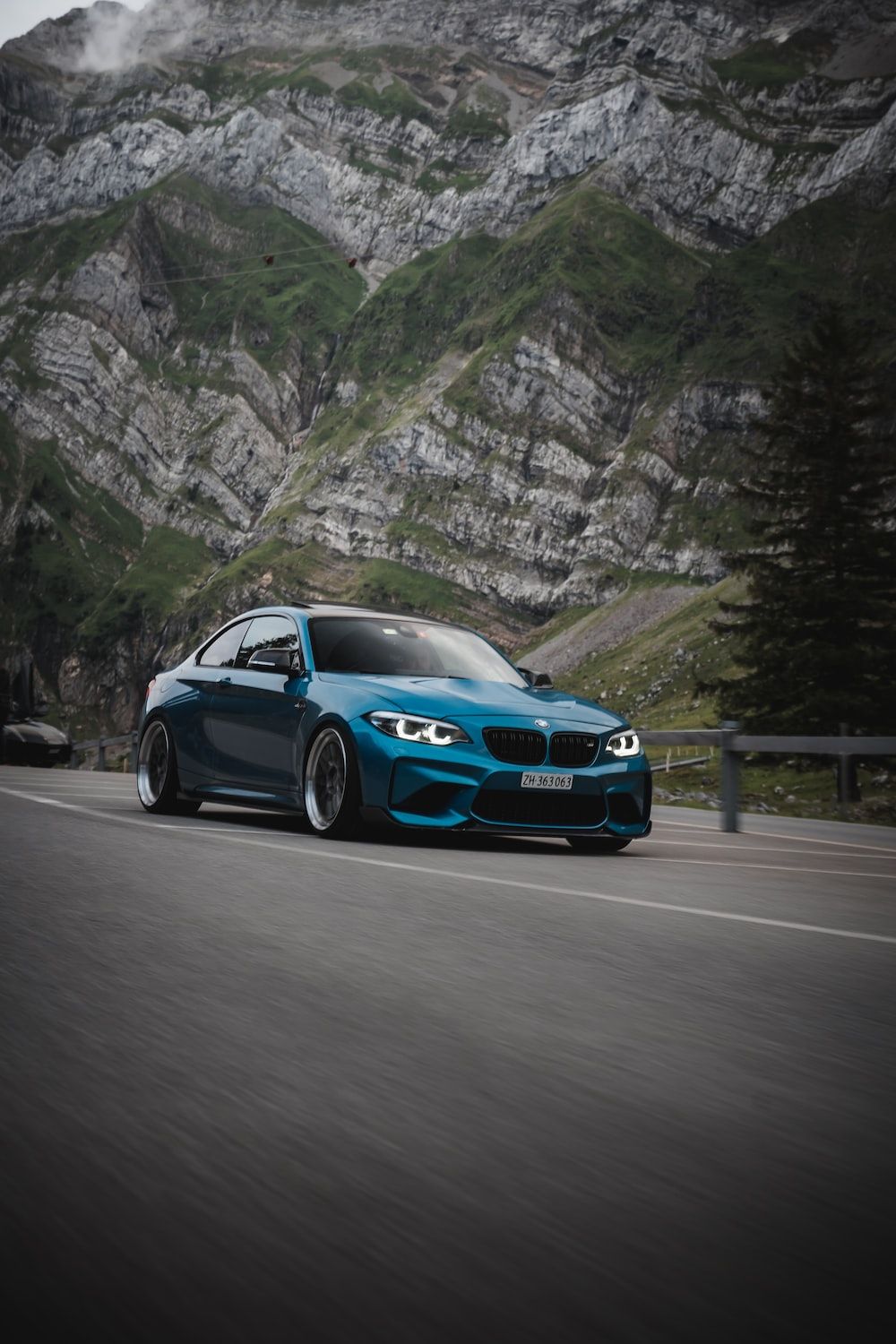  BMW HD Hintergrundbild 1000x1500. Foto zum Thema Blauer BMW M 3 tagsüber unterwegs