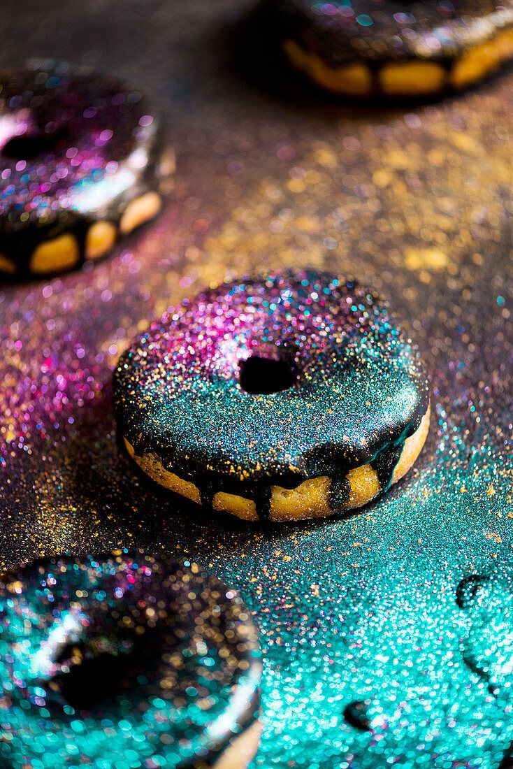 Glitzer Galaxy Hintergrundbild 734x1100. Donuts mit Schokoladenglasur und Glitter