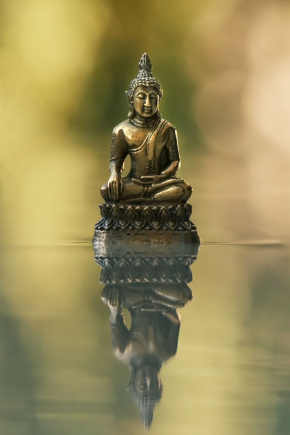  Buddha Hintergrundbild 1000x1500. Foto Zum Thema Eine Buddha Statue Sitzt Auf Einem Gewässer
