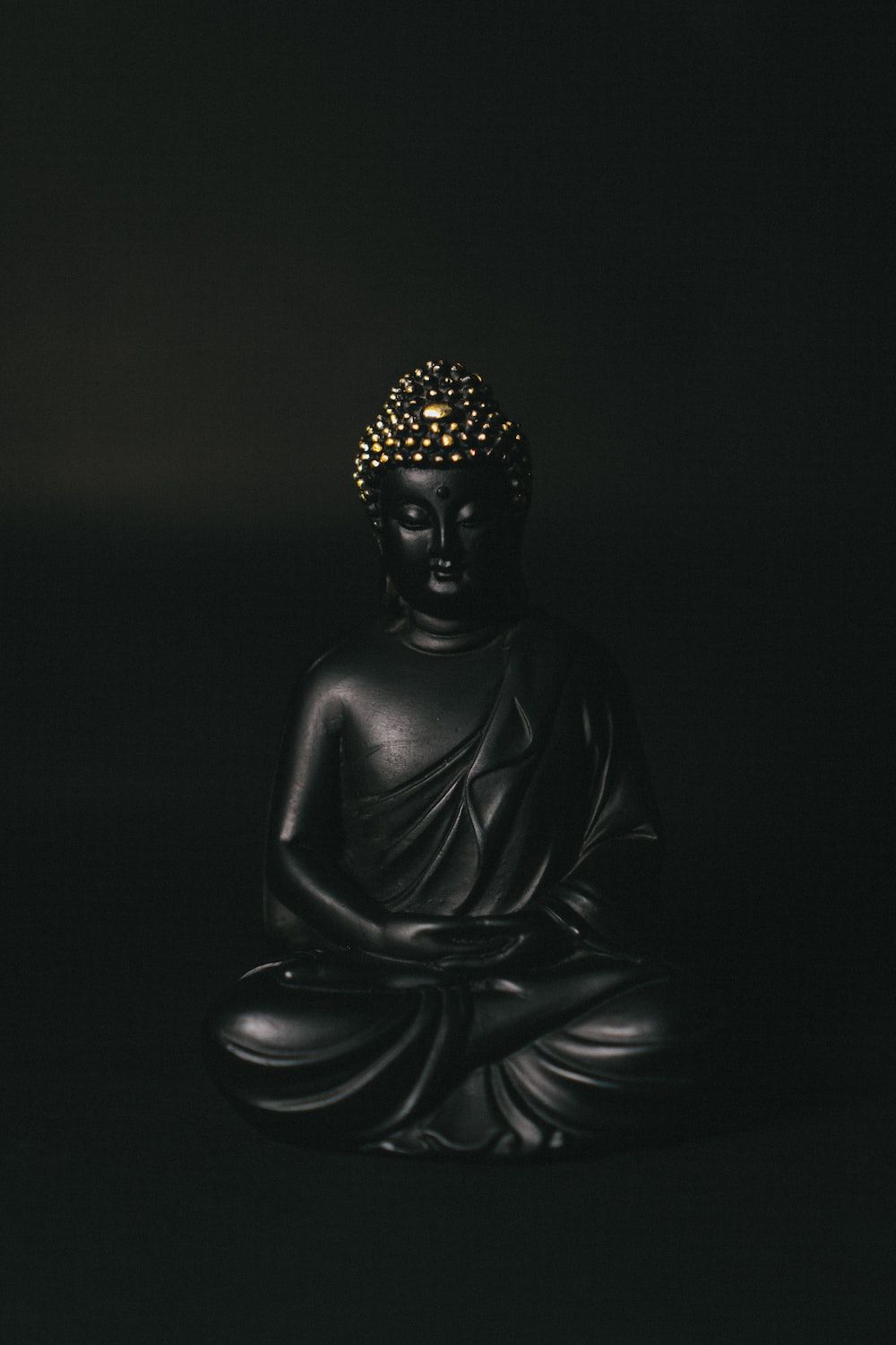  Buddha Hintergrundbild 1000x1500. Foto zum Thema Schwarze Gautama Buddha Statue auf schwarzem Hintergrund