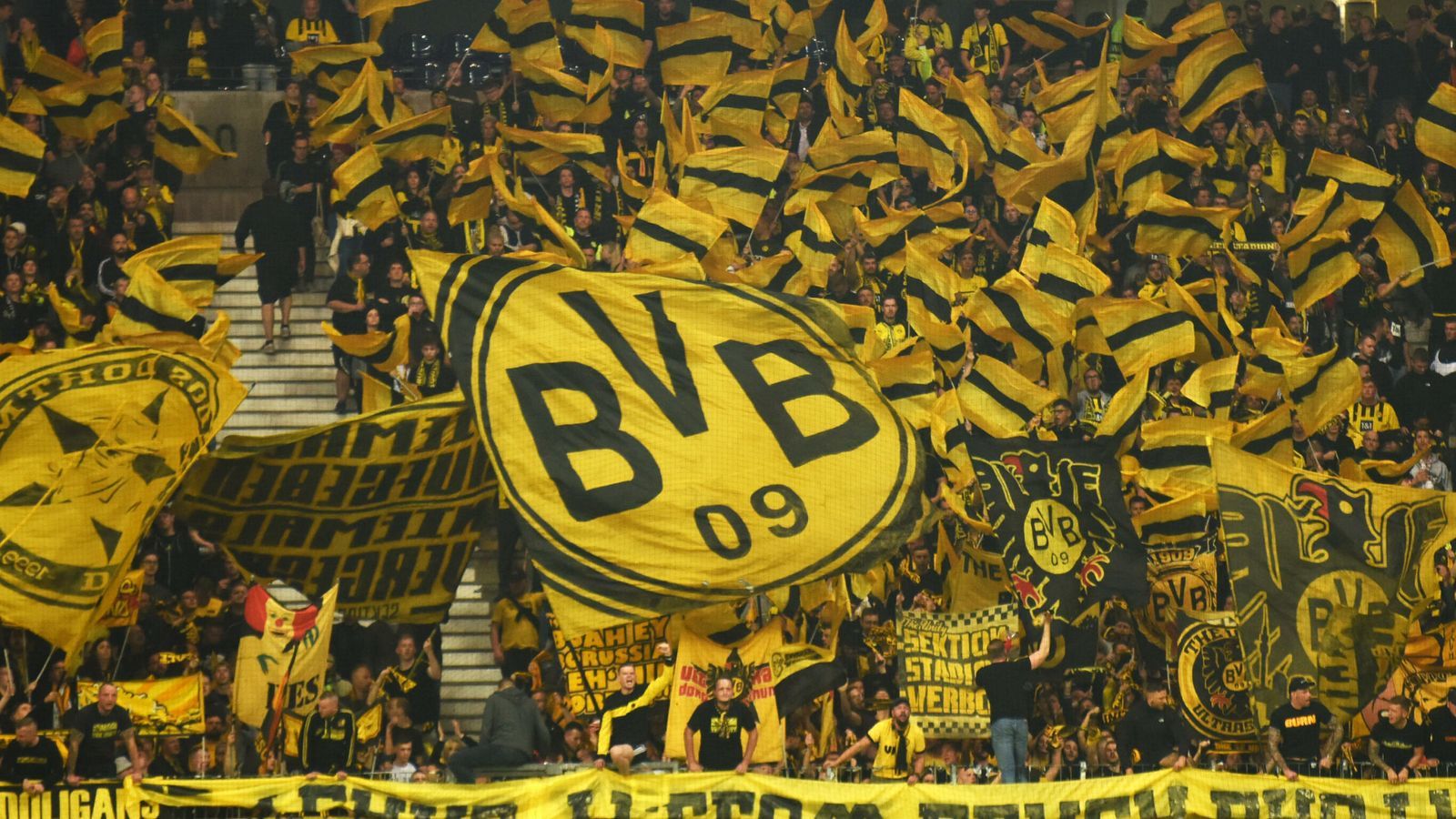  BVB HD Hintergrundbild 1600x900. Borussia Dortmund: Fans empfangen Mannschaft am Flughafen in Singapur. Fußball News