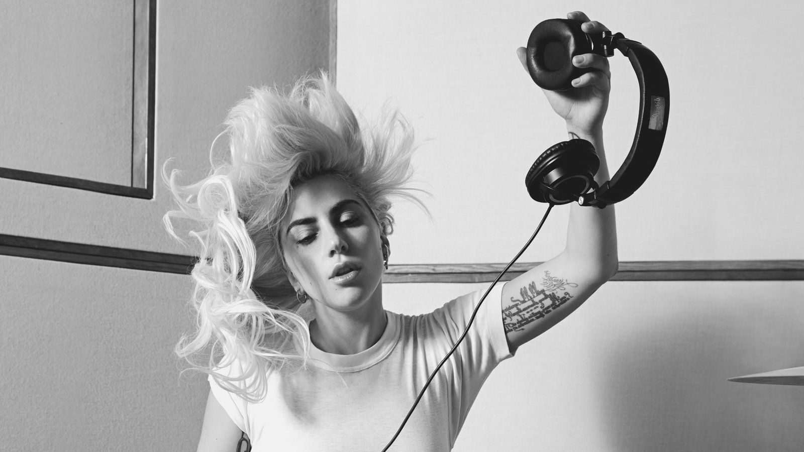  Lady Gaga Hintergrundbild 1600x900. Lady Gaga's Stripped Down New Album Fishes For Inspiration