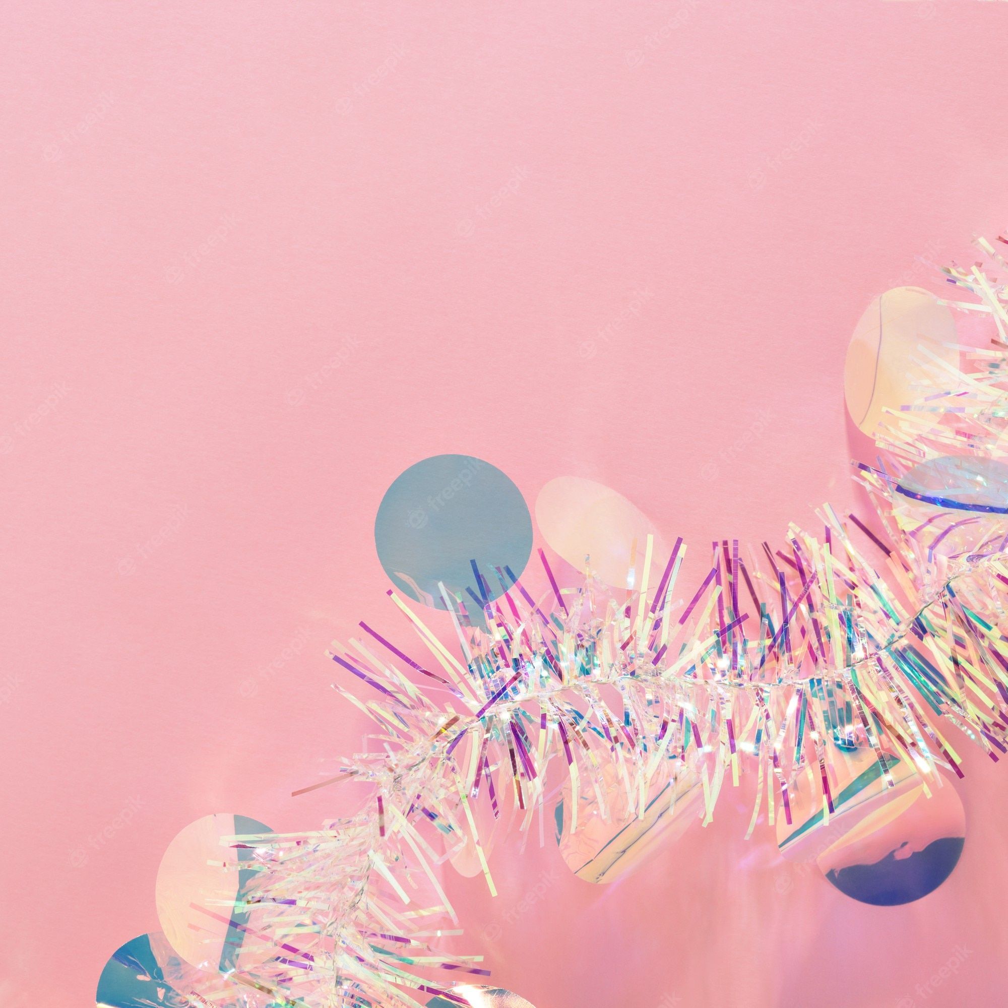  Konfetti Hintergrundbild 2000x2000. Weihnachtslametta girlande und konfetti auf rosa kopienraumhintergrund