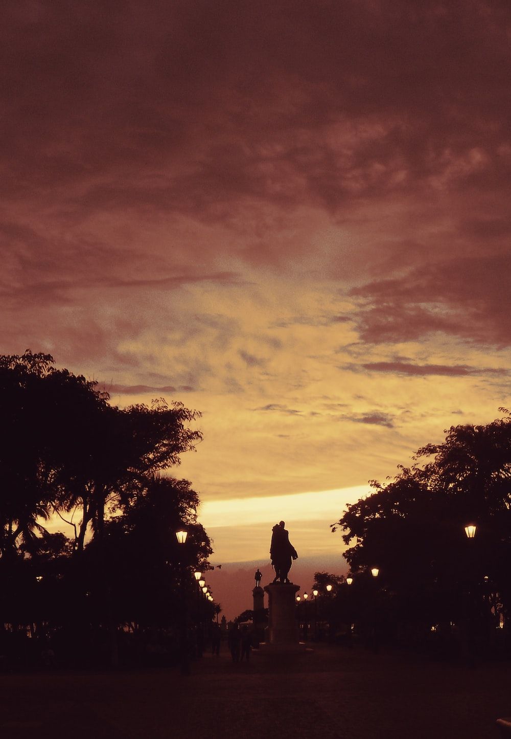  Landschaft Hintergrundbild 1000x1445. Foto zum Thema Silhouette von 2 Personen, die während des Sonnenuntergangs in der Nähe von Bäumen stehen