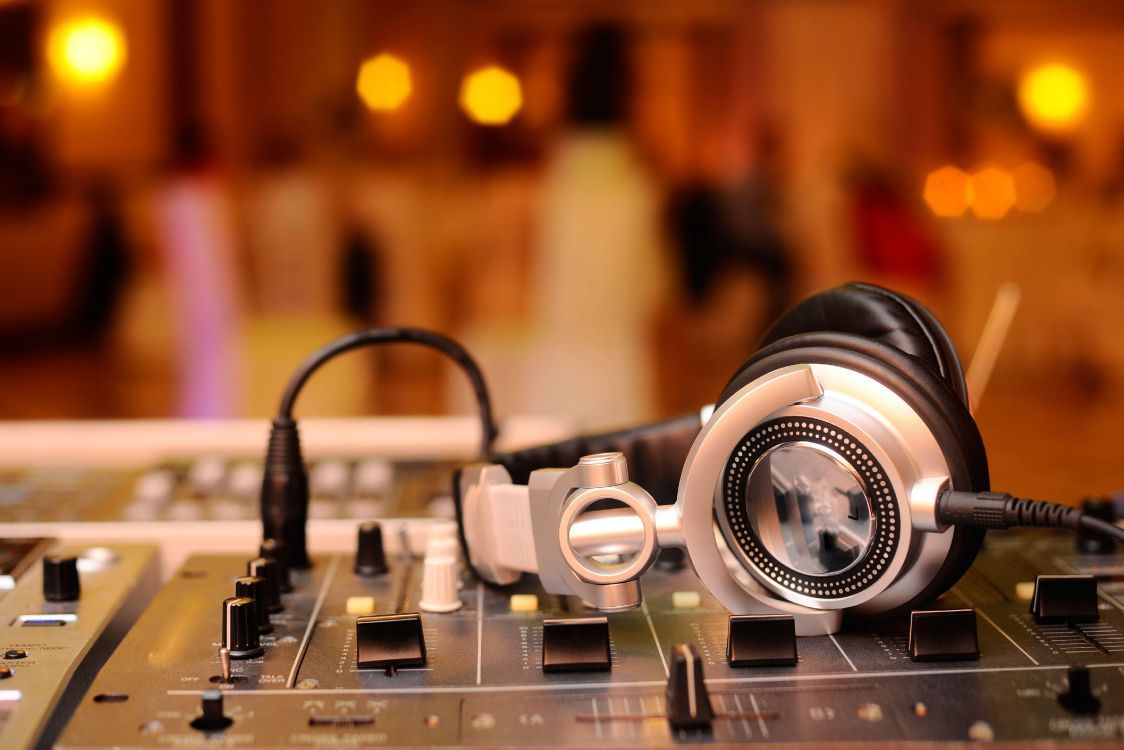  DJ Hintergrundbild 1124x750. Kostenlose Hintergrundbilder DJ Mixer, Dj Mix, Audiogeräten, Kopfhörer, Technologie, Bilder Für Ihren Desktop Und Fotos
