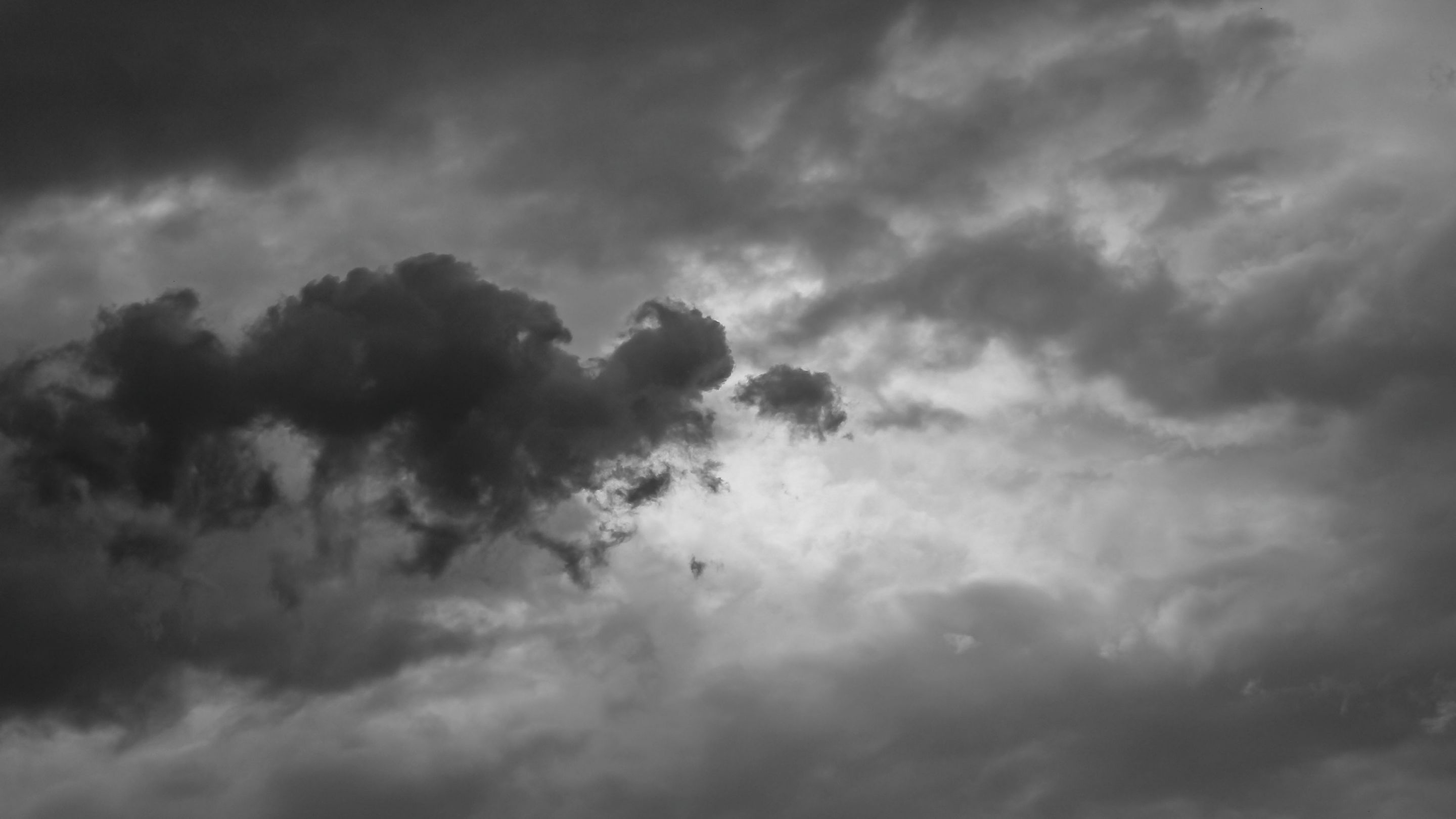  Faszinierende Hintergrundbild 2880x1620. Hintergrundbilder. Sturmwolken vor einem Gewitter