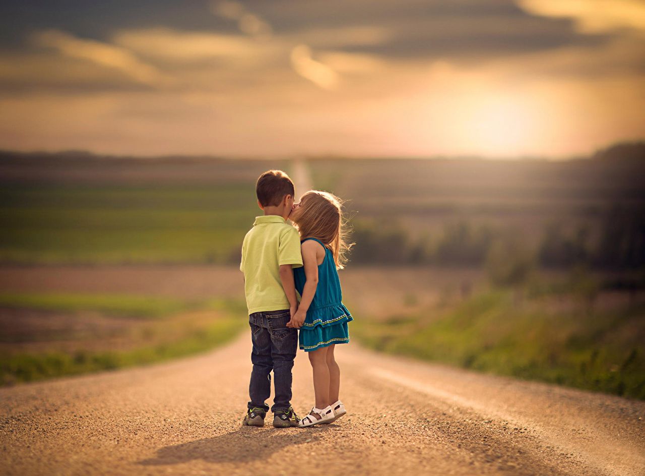  Freundschafts Hintergrundbild 1280x944. Bilder von Kleine Mädchen jungen unscharfer Hintergrund Kuss kind