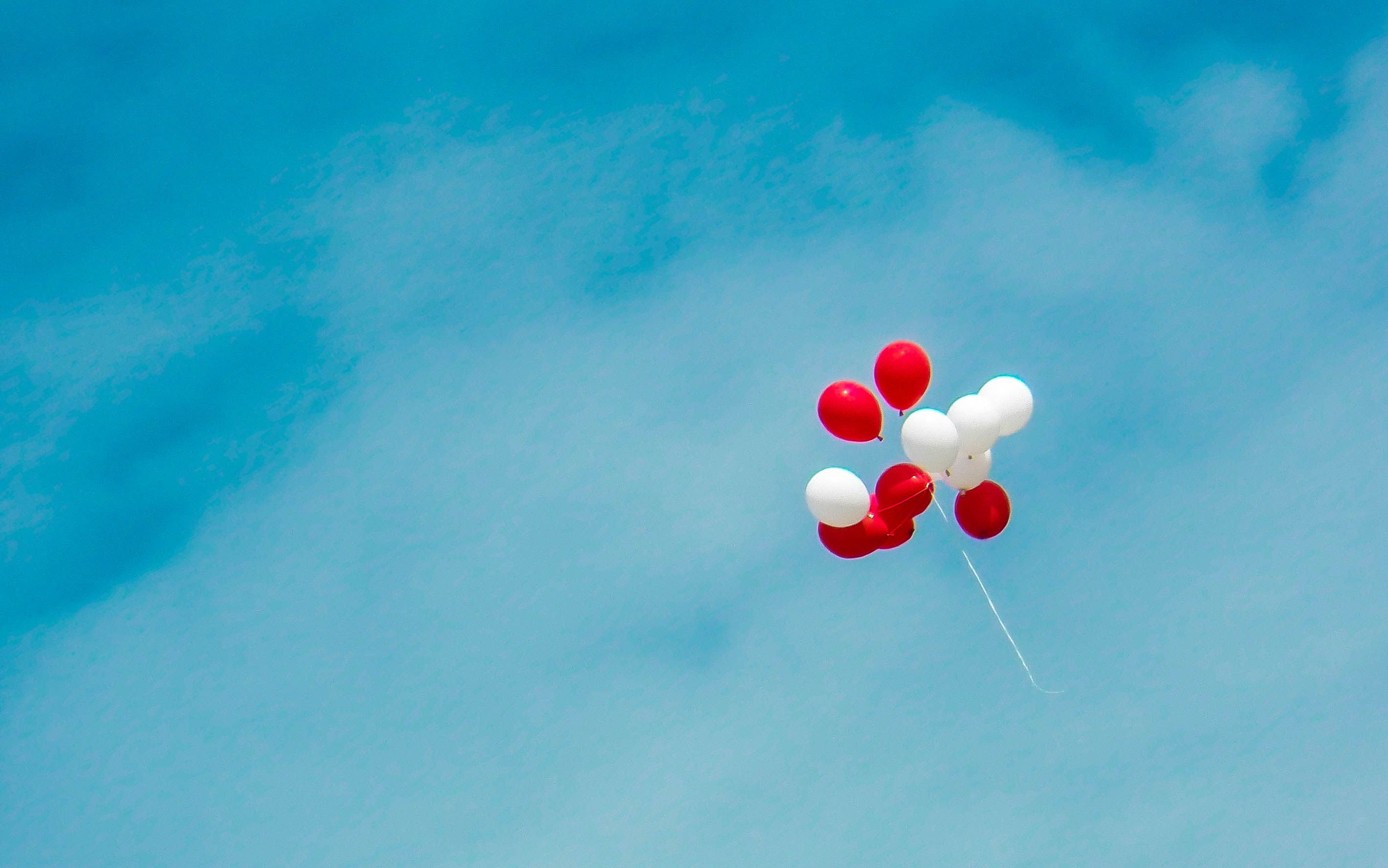  Luftballons Hintergrundbild 2839x1776. Weiße Und Rote Luftballons · Kostenloses Stock Foto