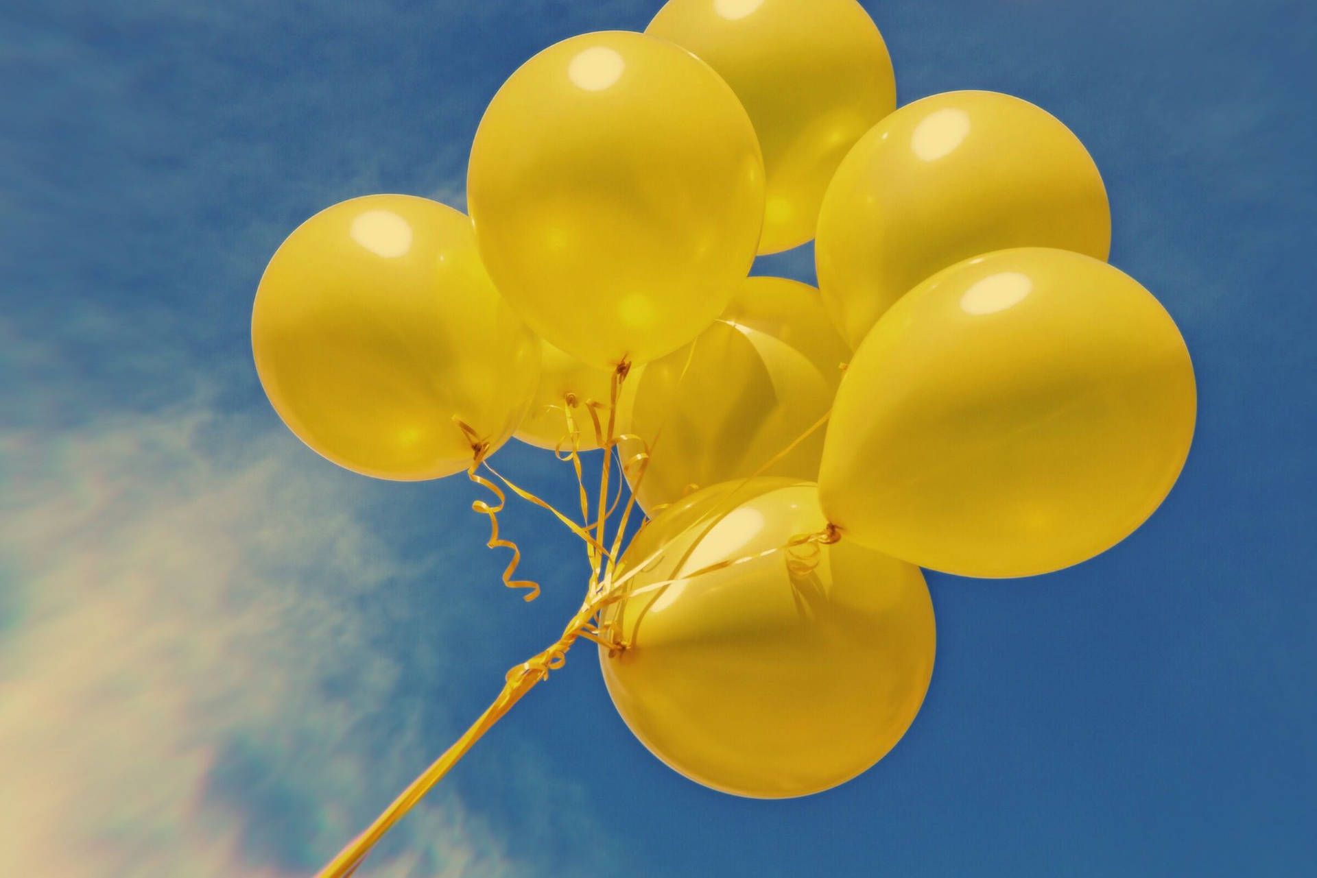  Luftballons Hintergrundbild 1920x1281. Download Flying Neon Yellow Balloons Wallpaper