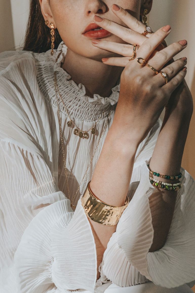  Feminin Hintergrundbild 770x1155. Beige Wallpaper Photo : Elegant Lady Wears Jewelries Wallpaper