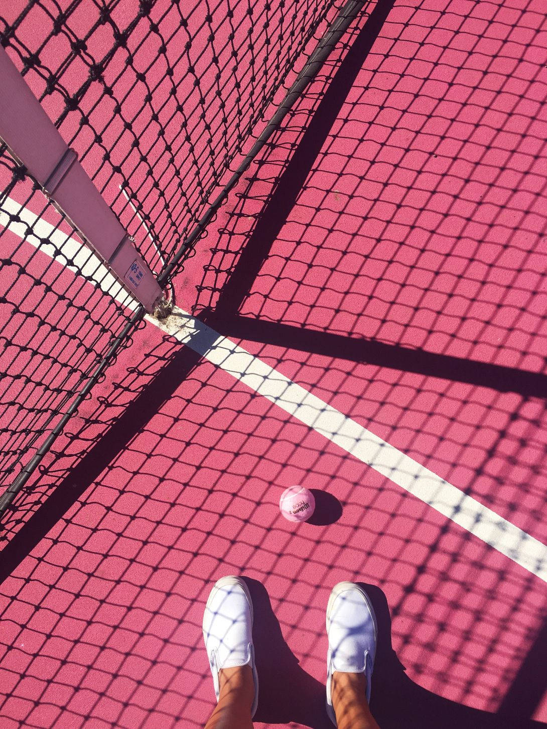  Tennis Hintergrundbild 1090x1453. Download Tennis Net Shadow On Pink Court Phone Wallpaper