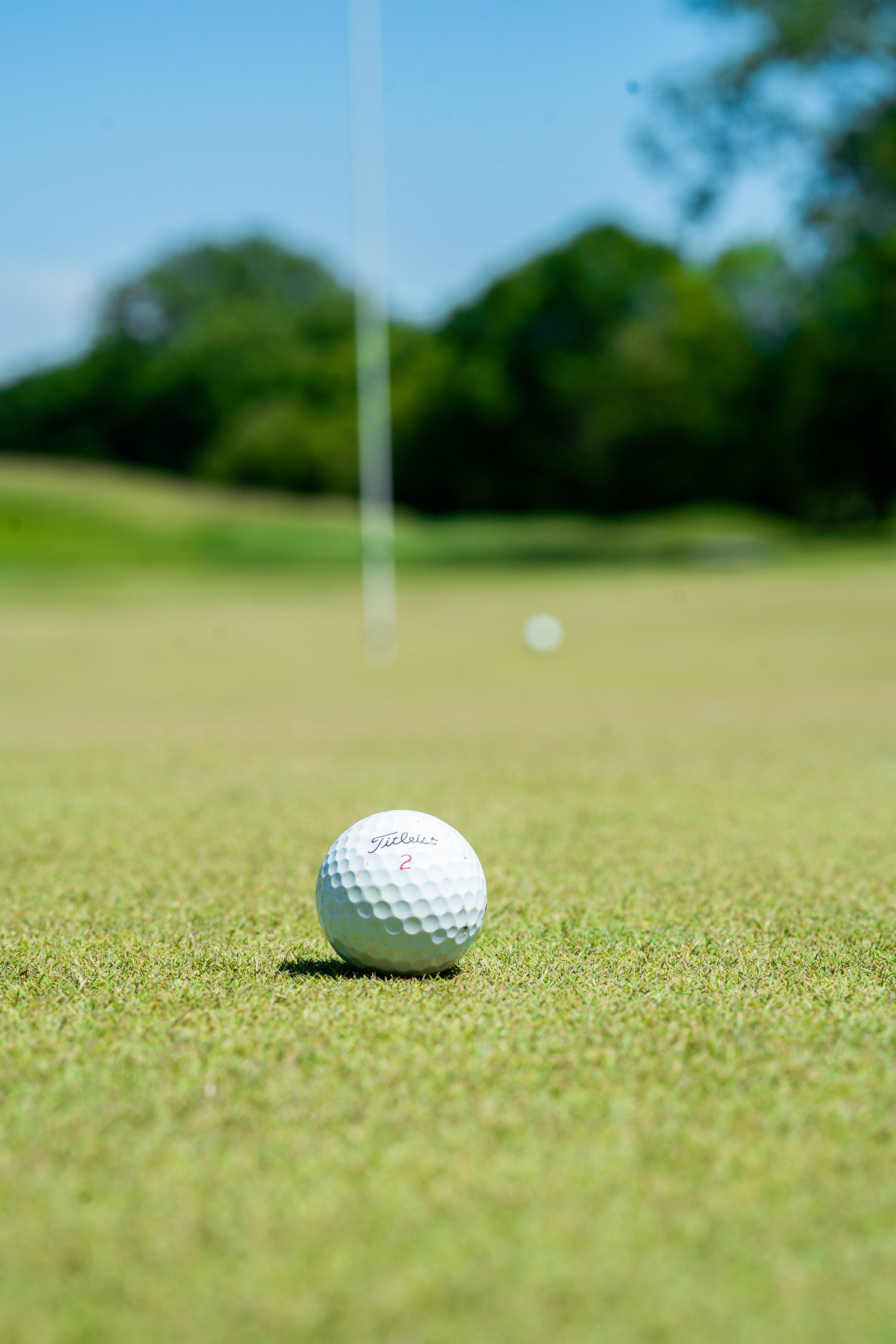  Golf Hintergrundbild 4000x6000. Download Golf Ball On Golf Course Grass Wallpaper
