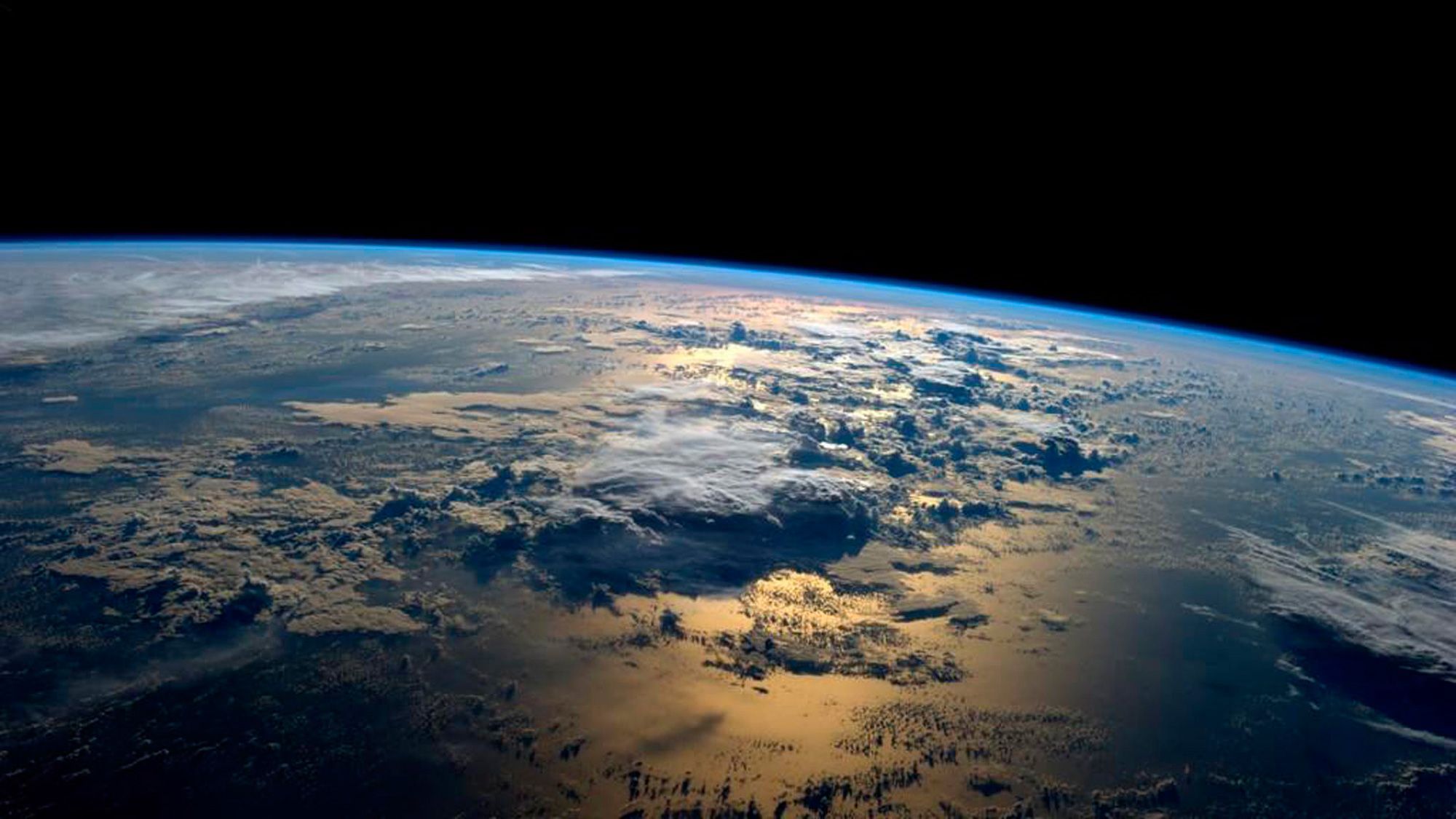  Erde Hintergrundbild 2000x1125. Ausstellung über den Weltraum mit überirdischer Bedeutung